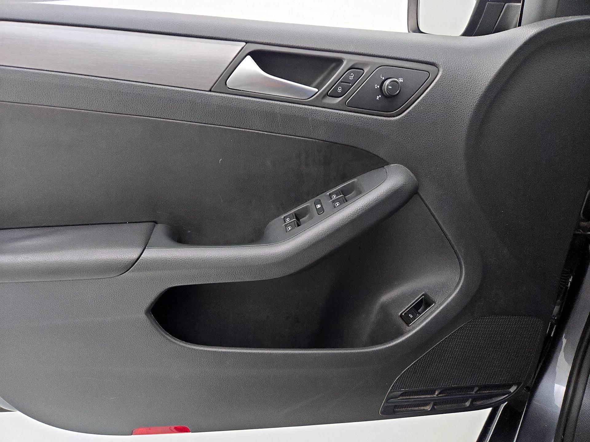 Thumbnail: 2016 Volkswagen Jetta - 12