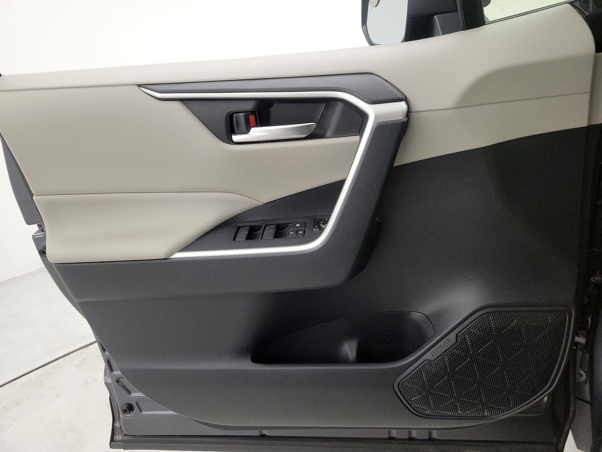 Thumbnail: 2019 Toyota RAV4 - 12