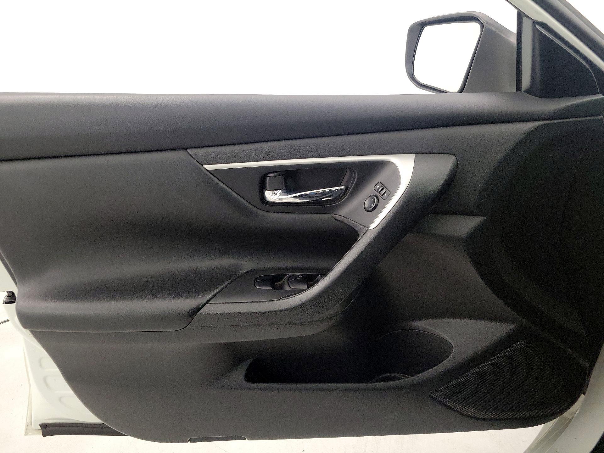 Thumbnail: 2016 Nissan Altima - 12