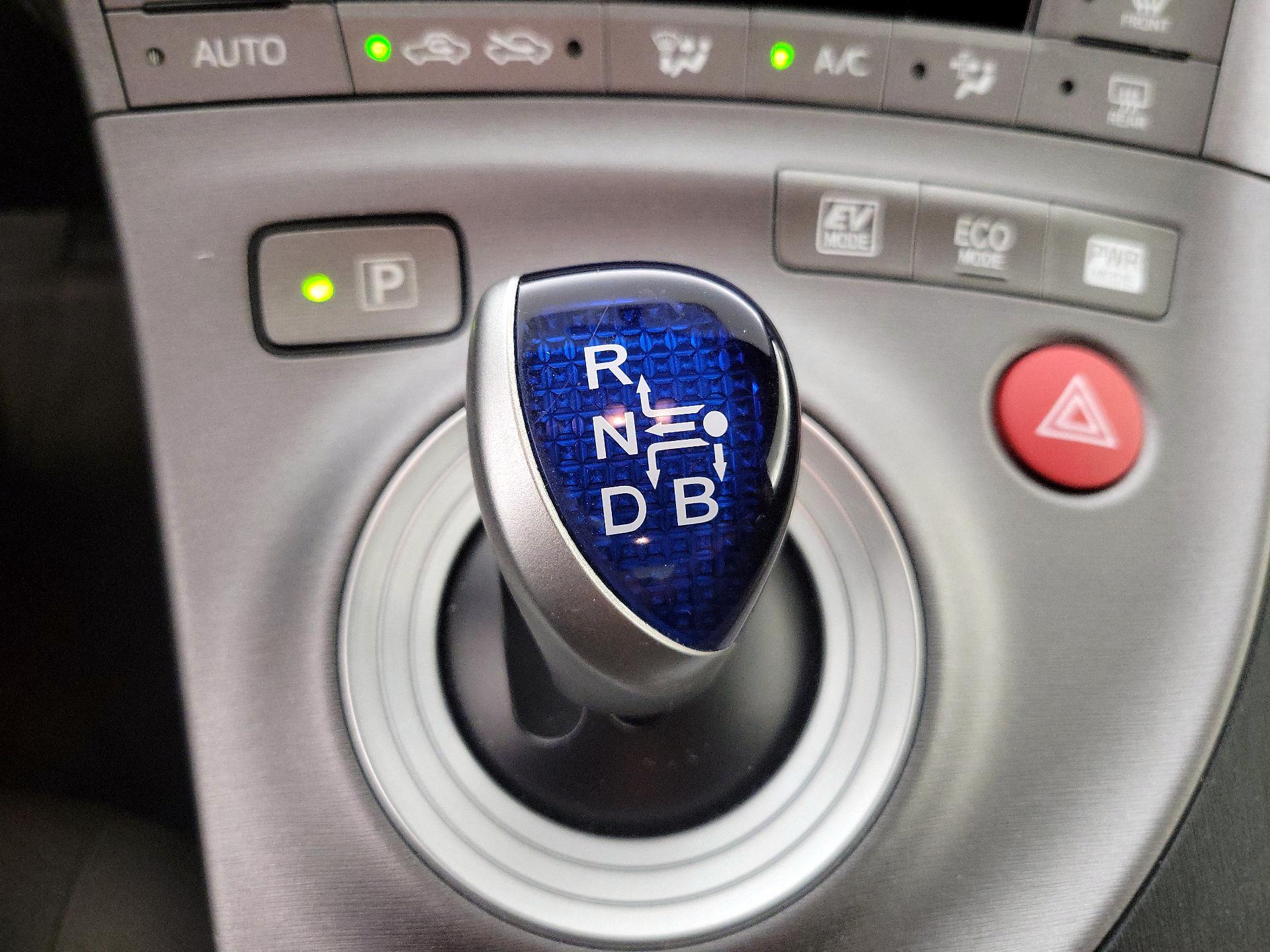 Thumbnail: 2015 Toyota Prius - 17