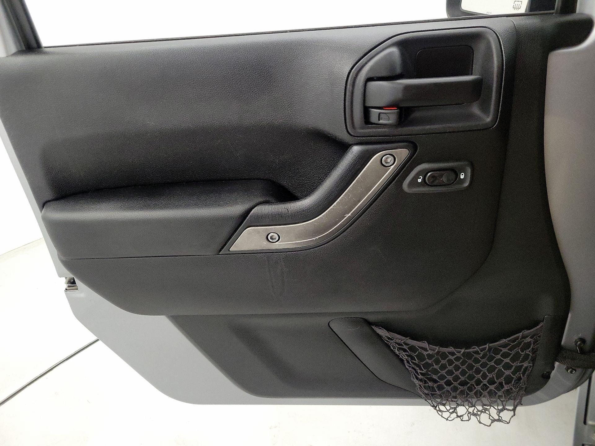Thumbnail: 2015 Jeep Wrangler - 12