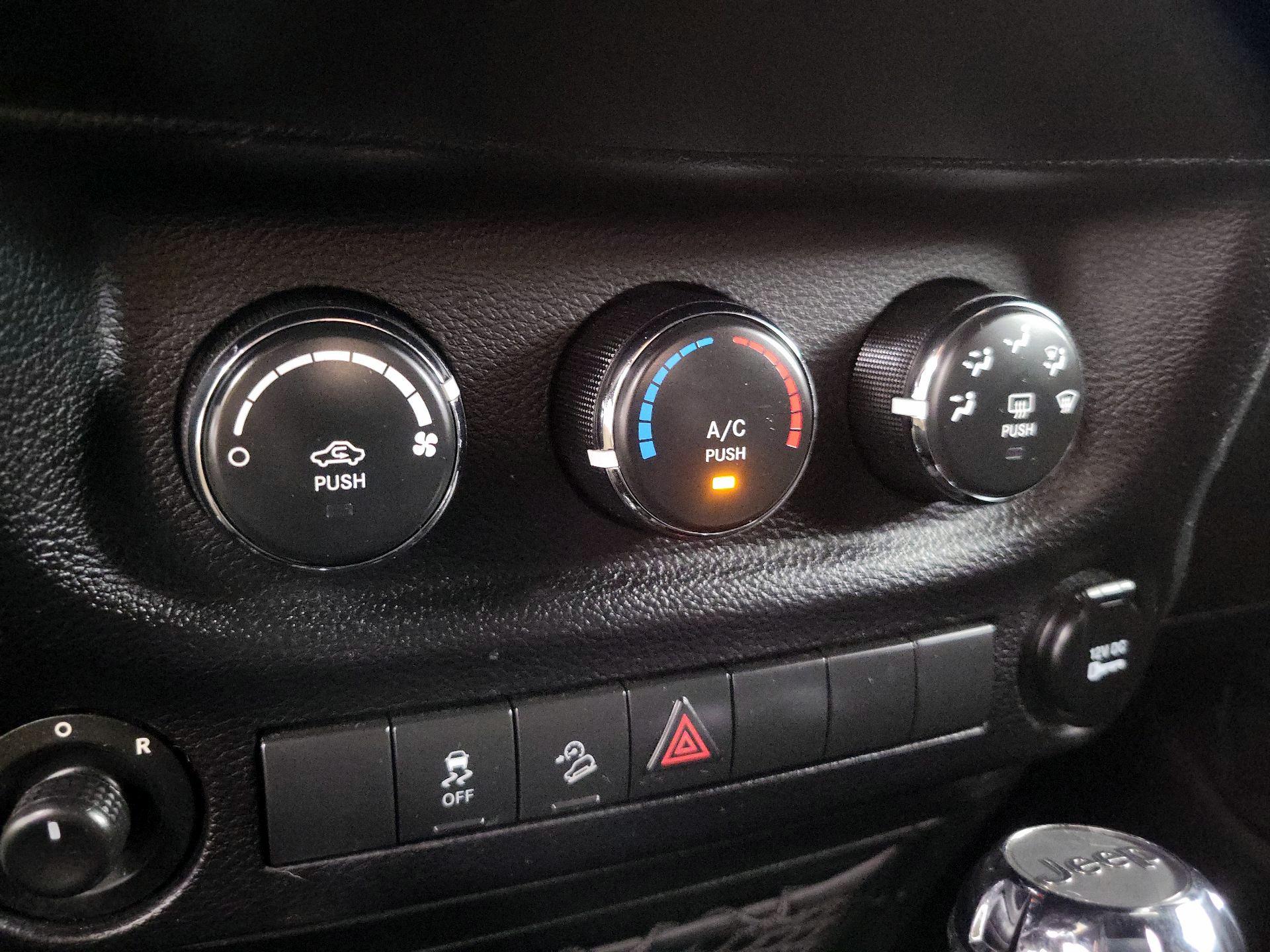 Thumbnail: 2015 Jeep Wrangler - 14