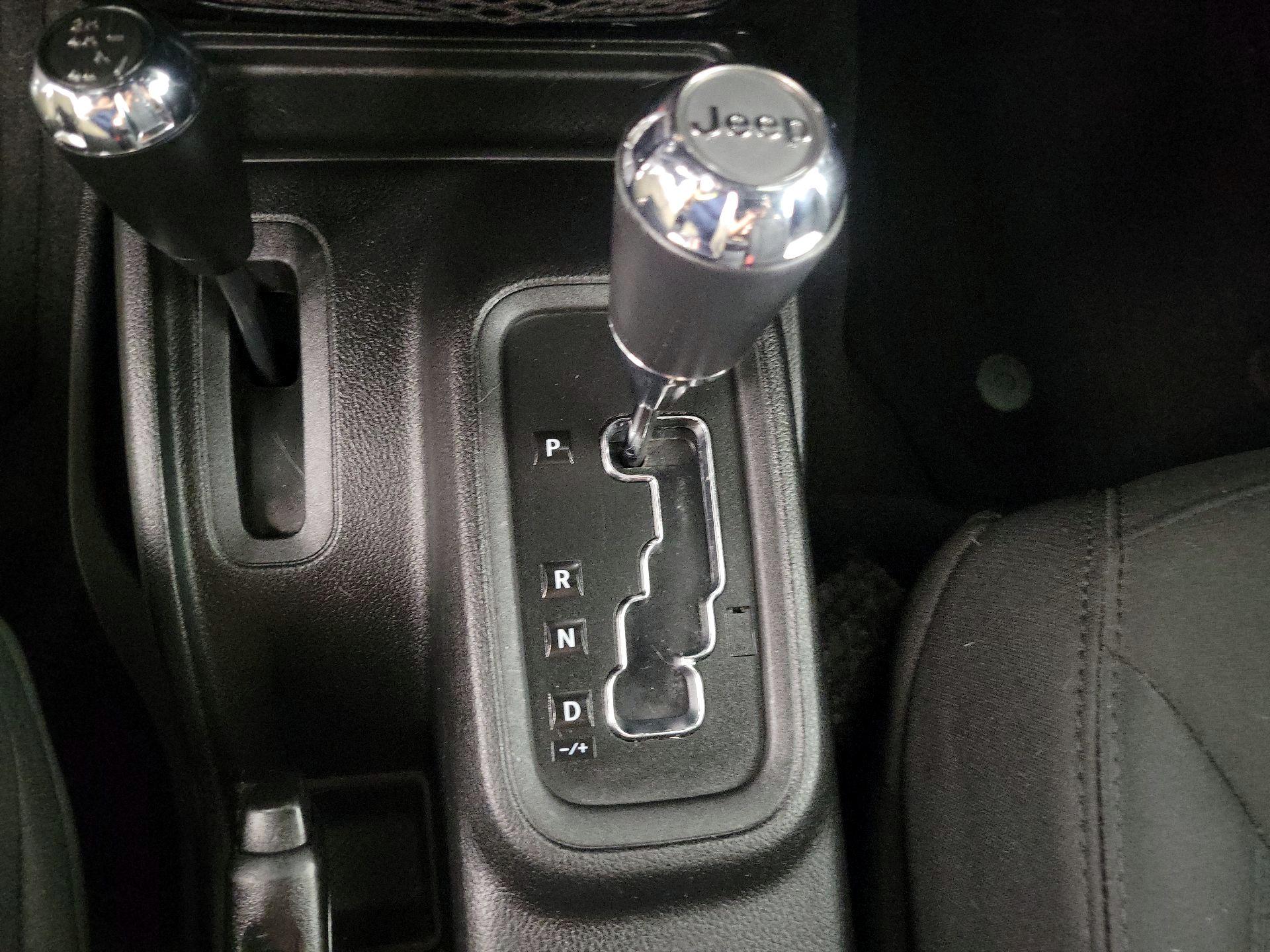 Thumbnail: 2015 Jeep Wrangler - 15