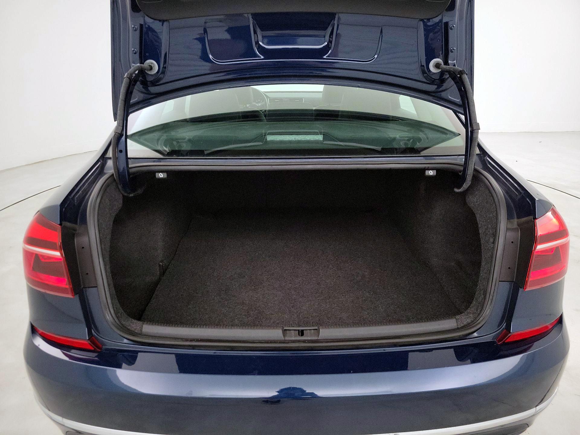 Thumbnail: 2019 Volkswagen Passat - 20