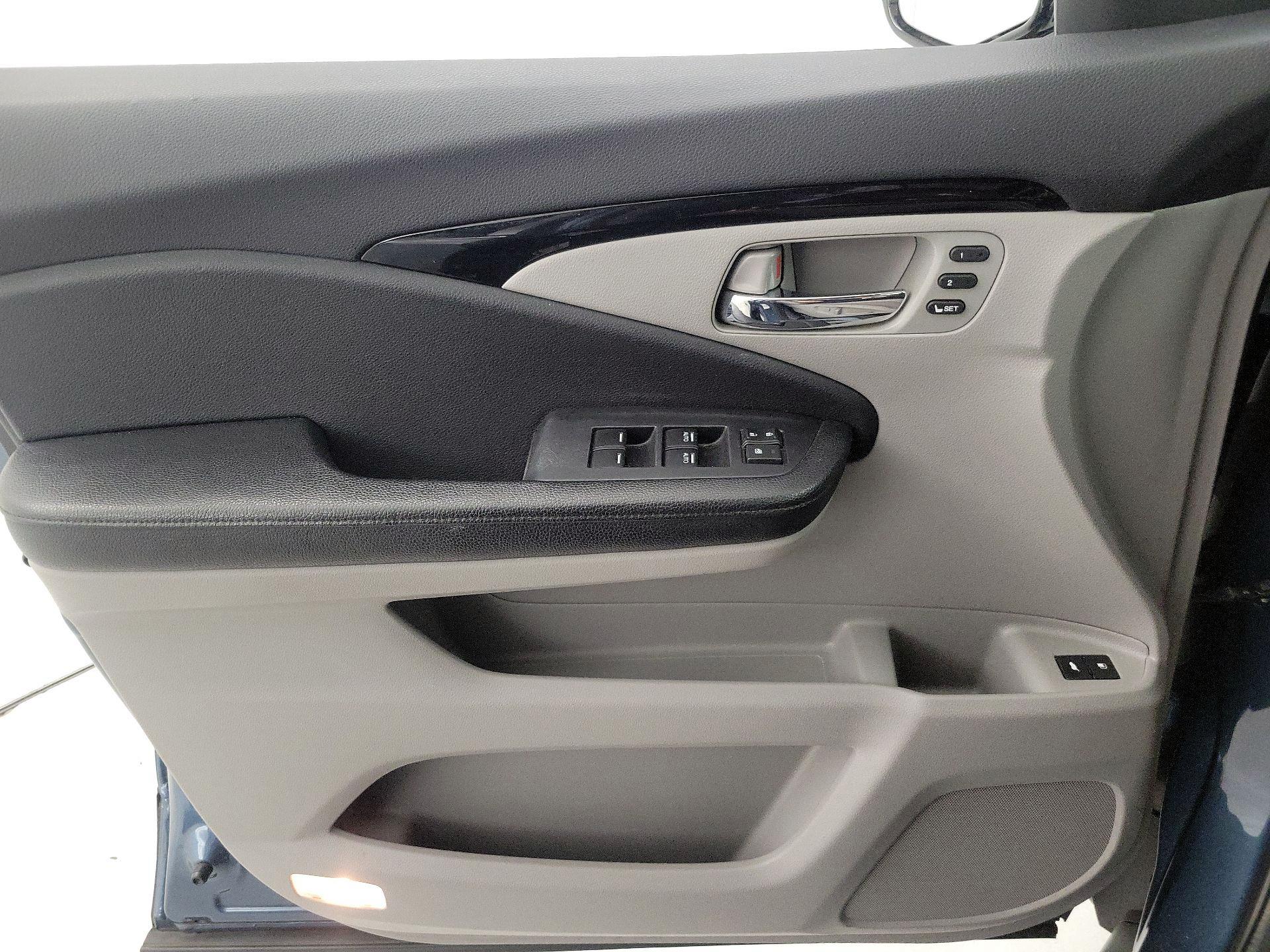 Thumbnail: 2016 Honda Pilot - 12
