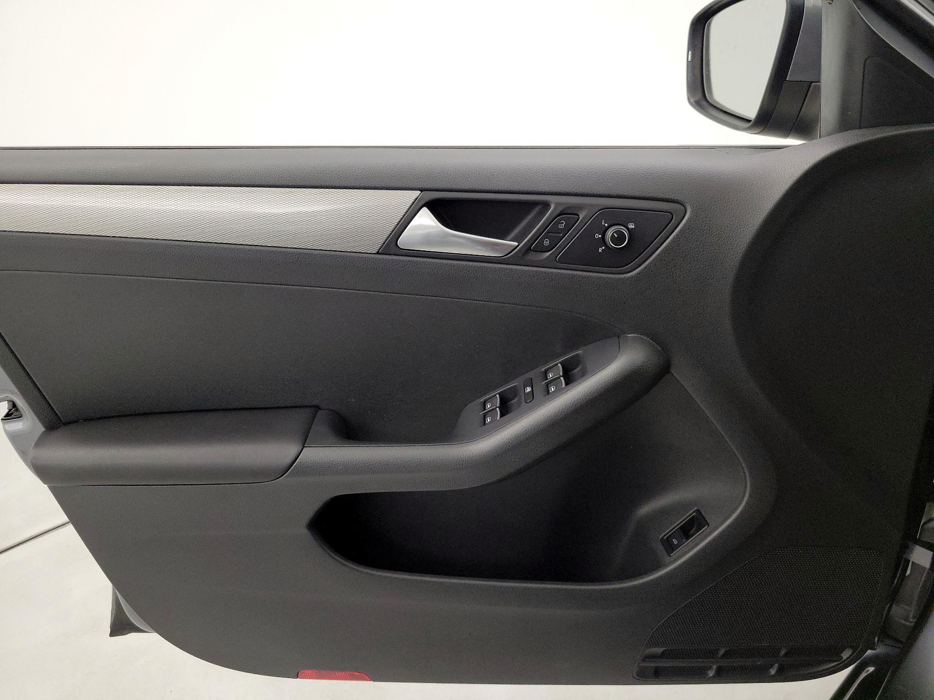 Thumbnail: 2015 Volkswagen Jetta - 12