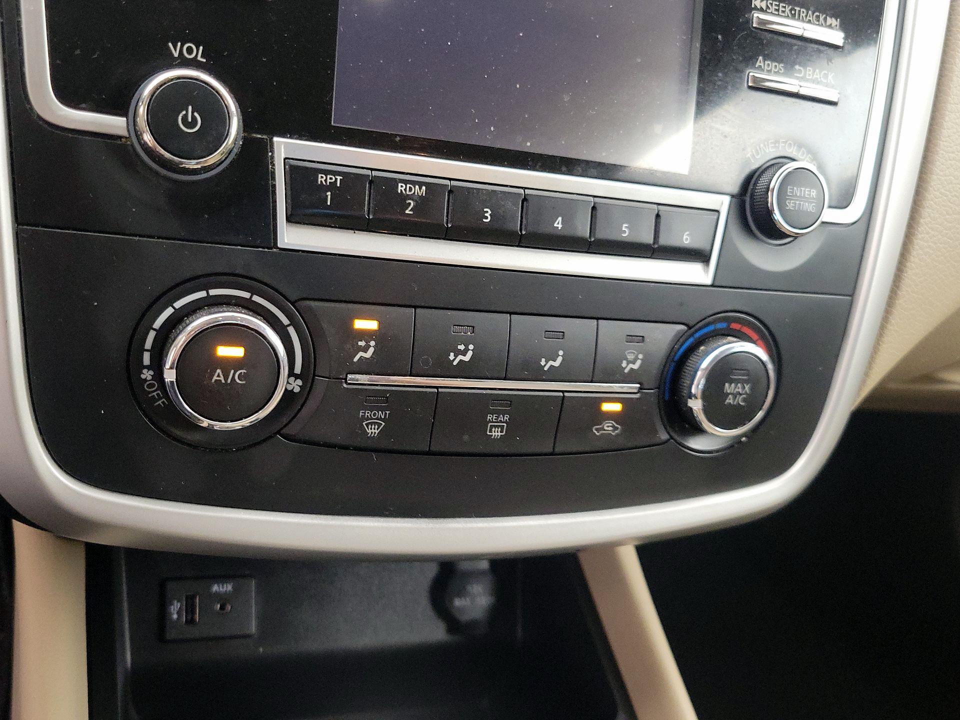 Thumbnail: 2016 Nissan Altima - 16