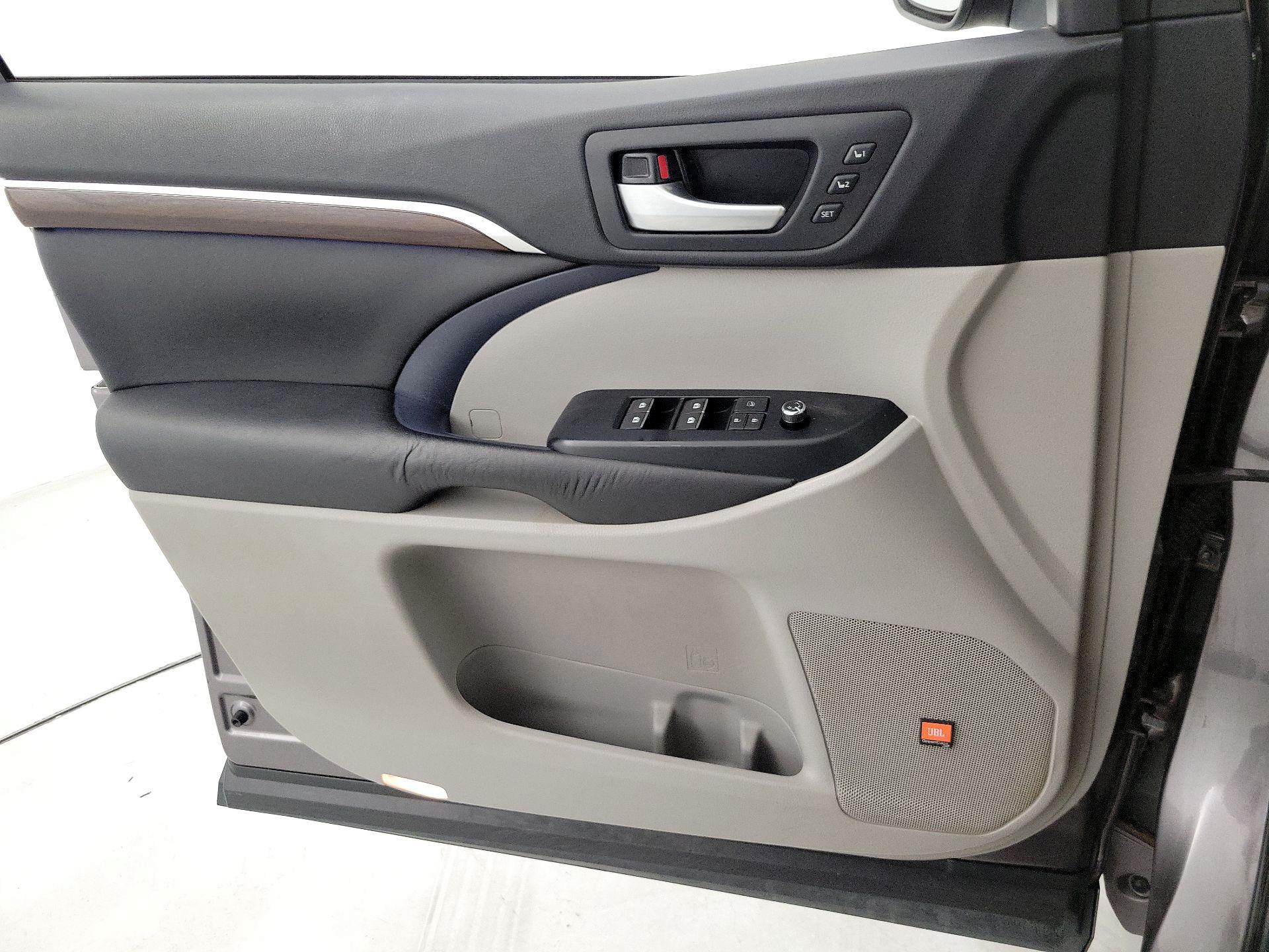 Thumbnail: 2016 Toyota Highlander - 12