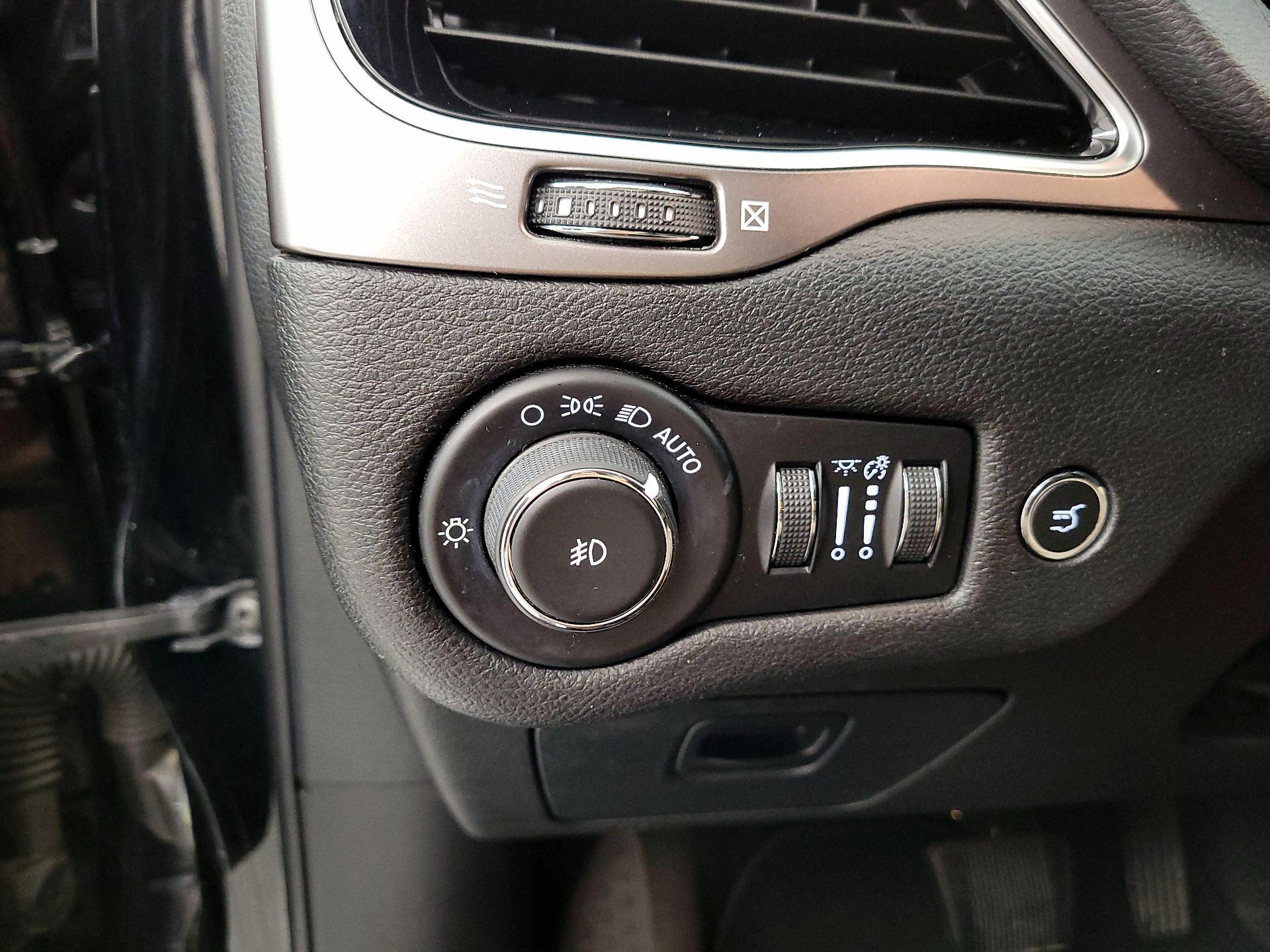 Thumbnail: 2020 Jeep Cherokee - 13