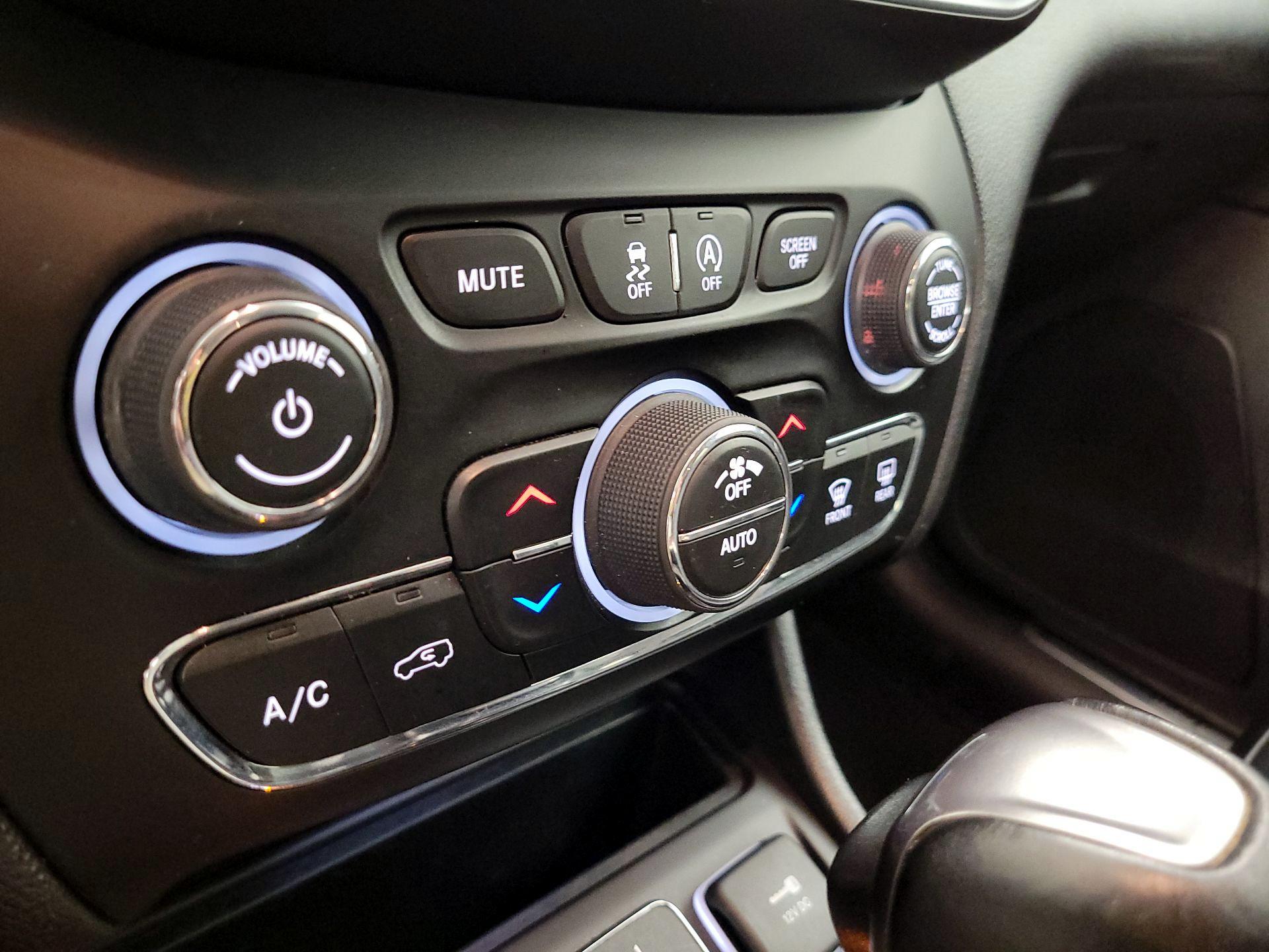 Thumbnail: 2020 Jeep Cherokee - 16