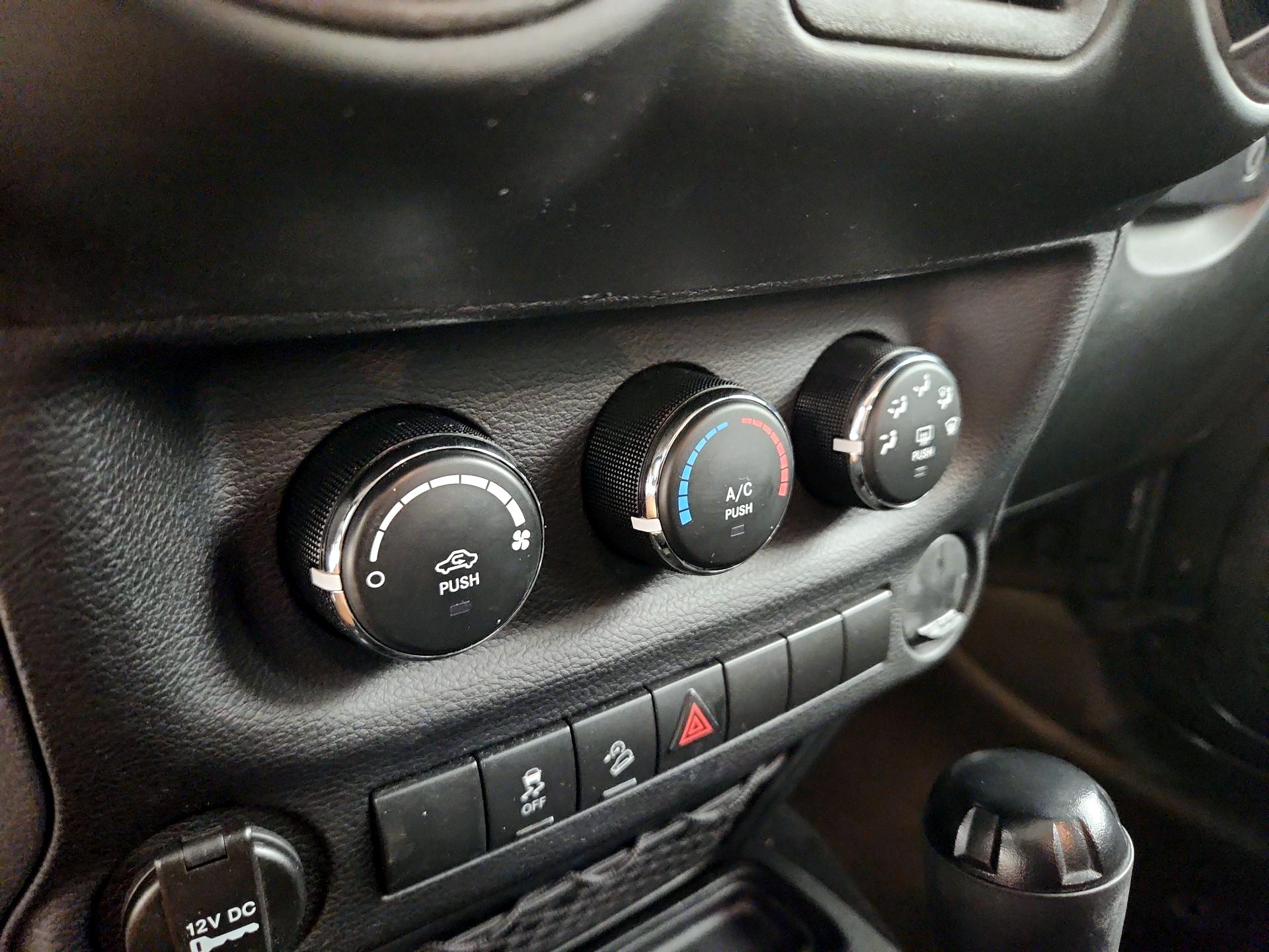 Thumbnail: 2016 Jeep Wrangler - 14
