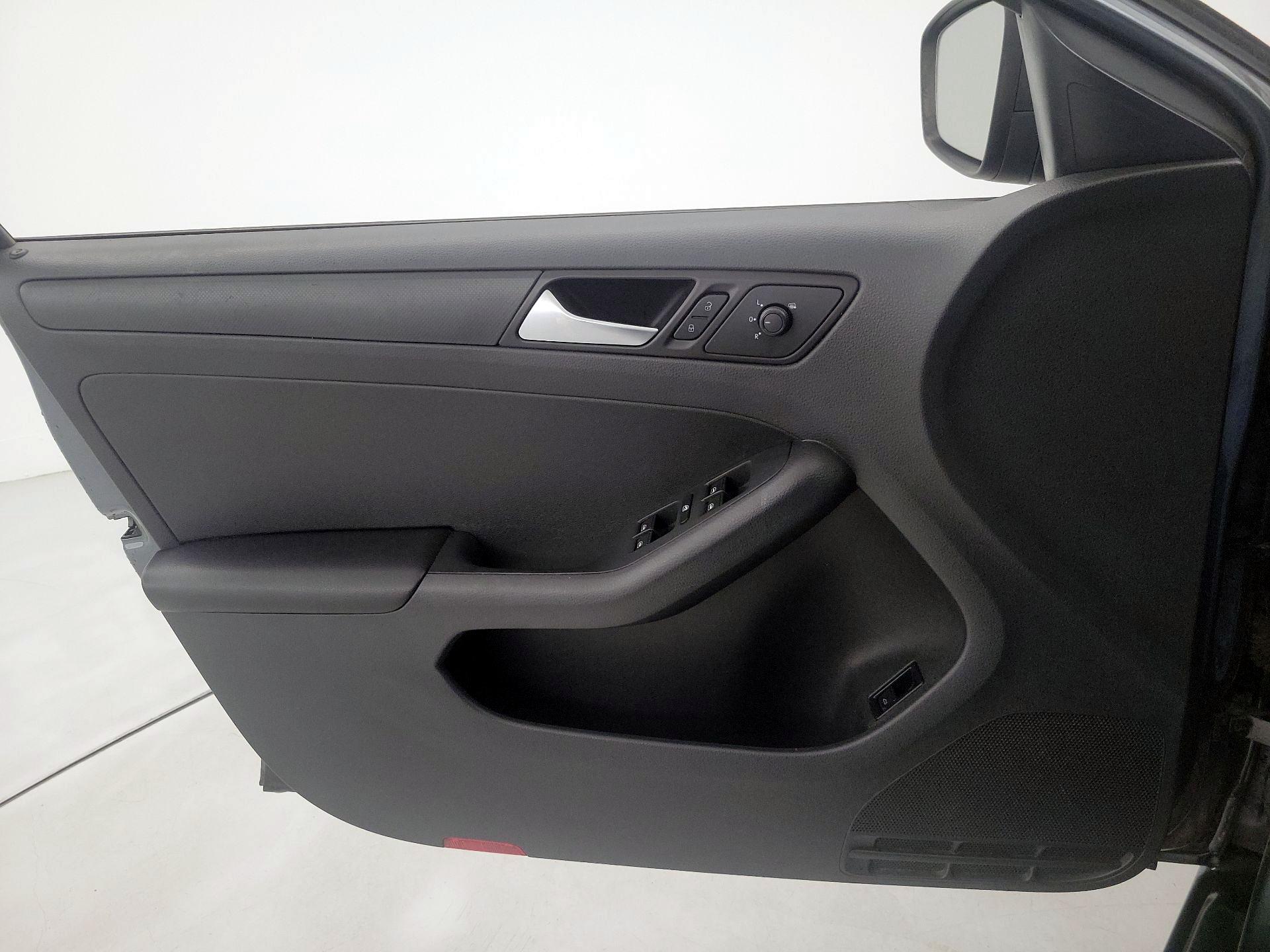 Thumbnail: 2015 Volkswagen Jetta - 12