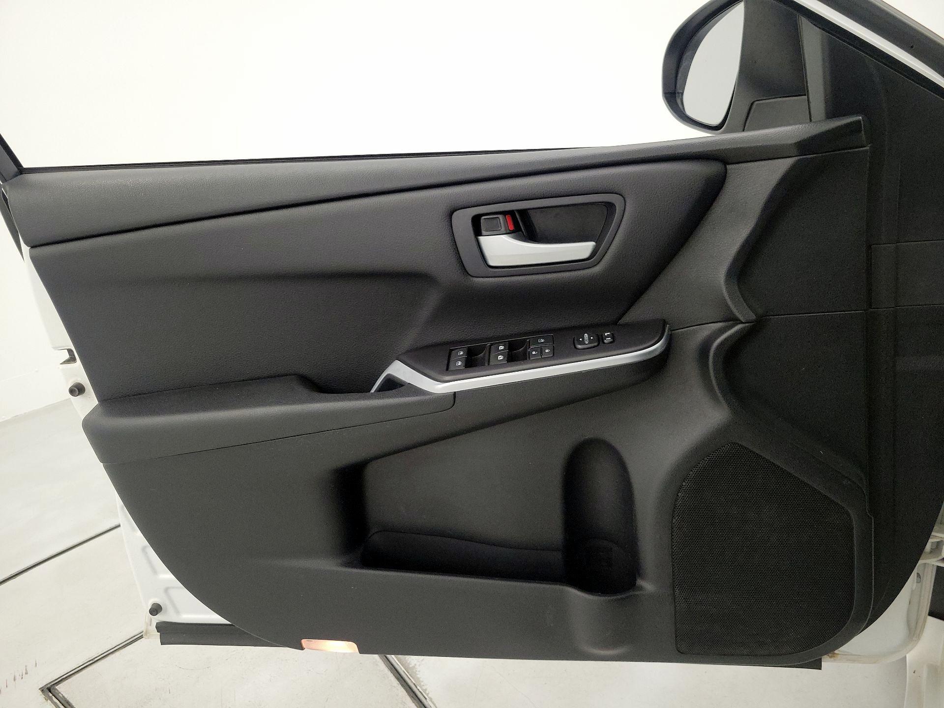 Thumbnail: 2017 Toyota Camry - 12