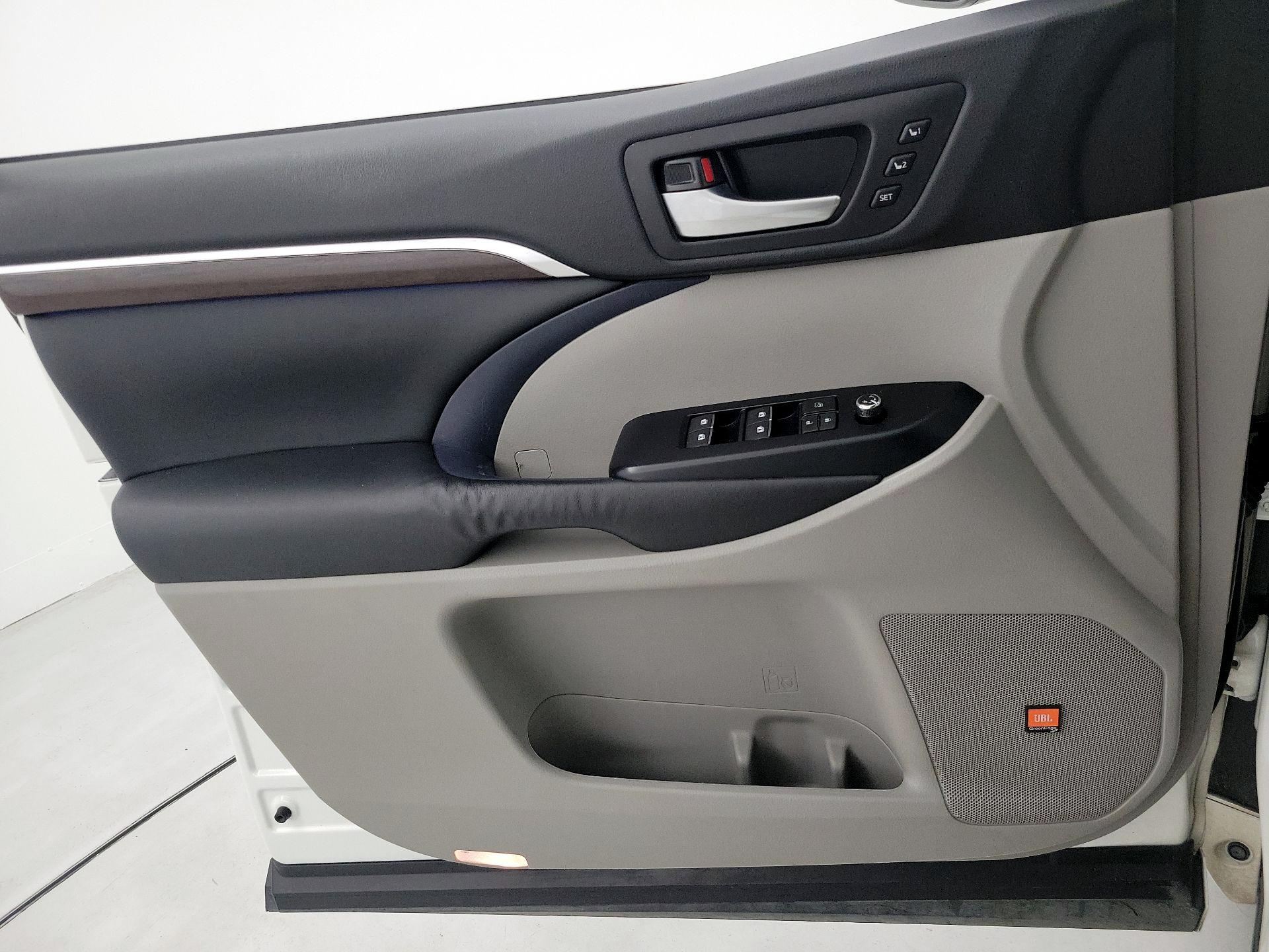 Thumbnail: 2015 Toyota Highlander - 12