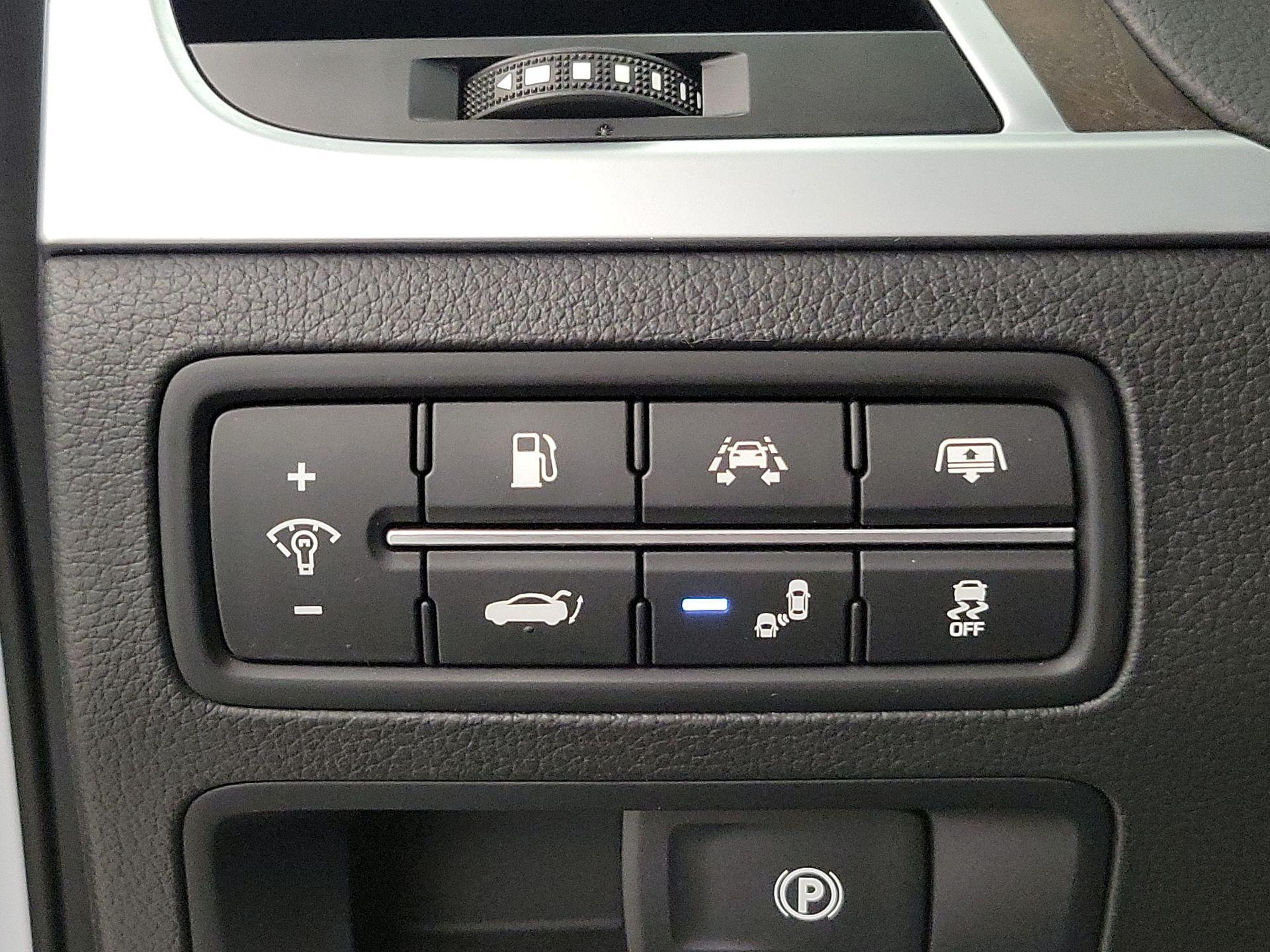 Thumbnail: 2015 Hyundai Genesis - 13