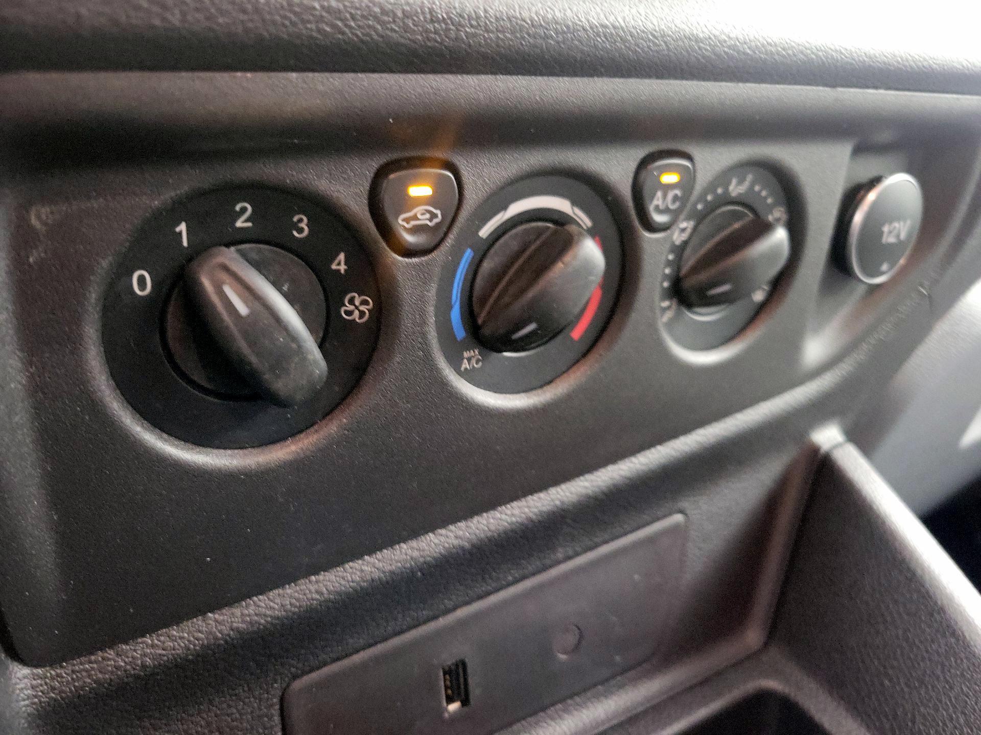 Thumbnail: 2018 Ford Transit Series - 16