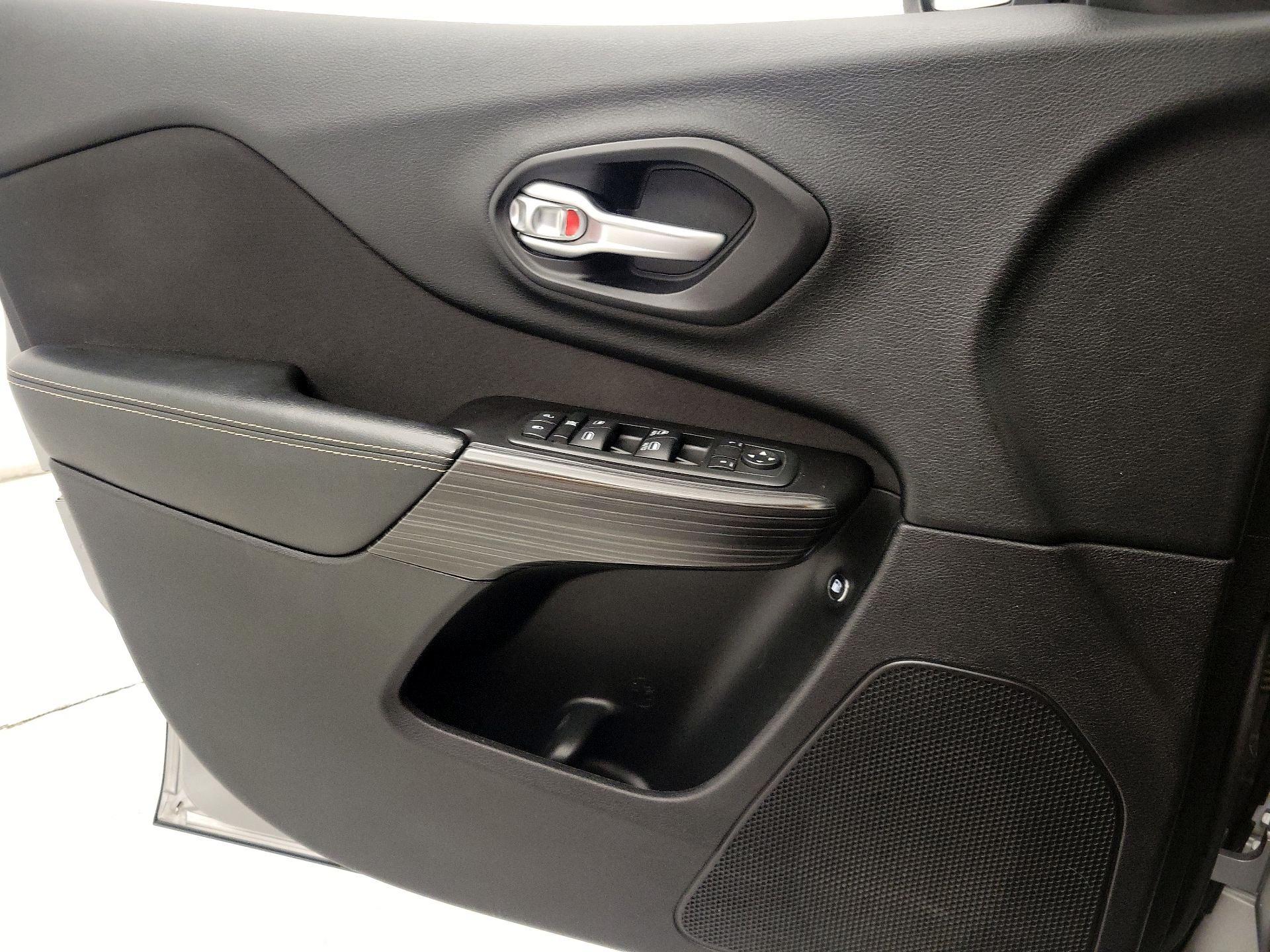Thumbnail: 2015 Jeep Cherokee - 12