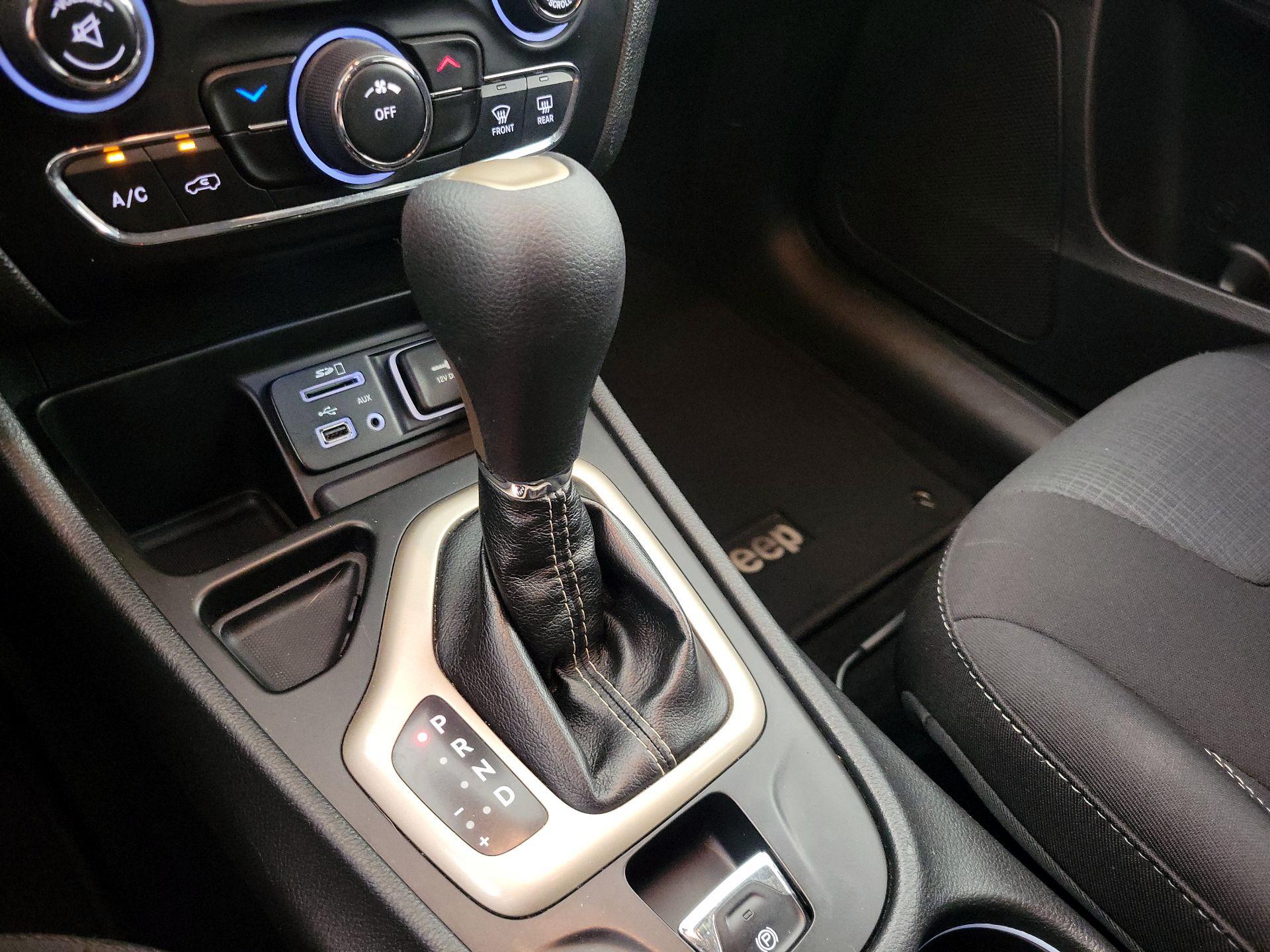 Thumbnail: 2015 Jeep Cherokee - 17