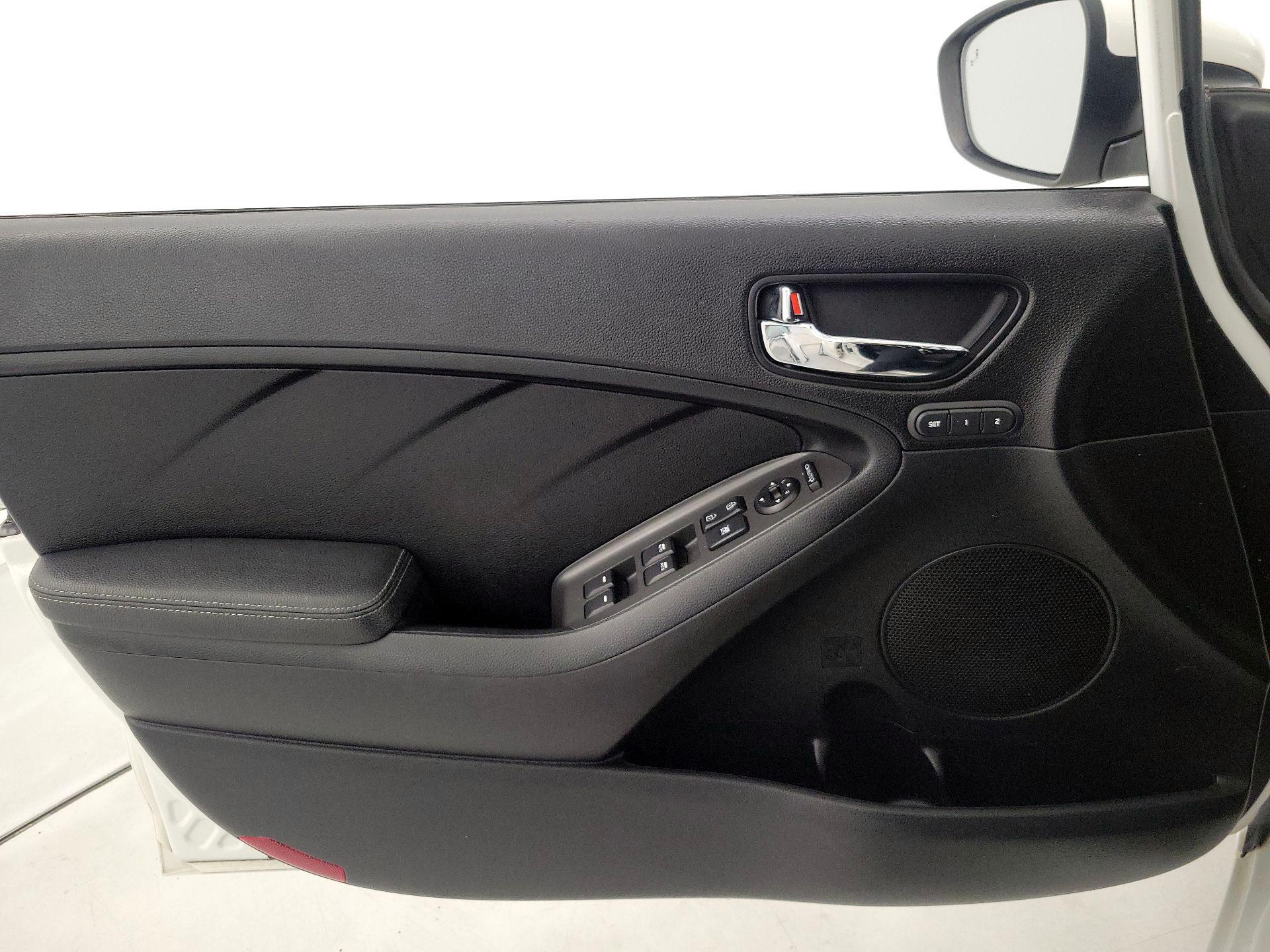 Thumbnail: 2017 Kia Forte - 12