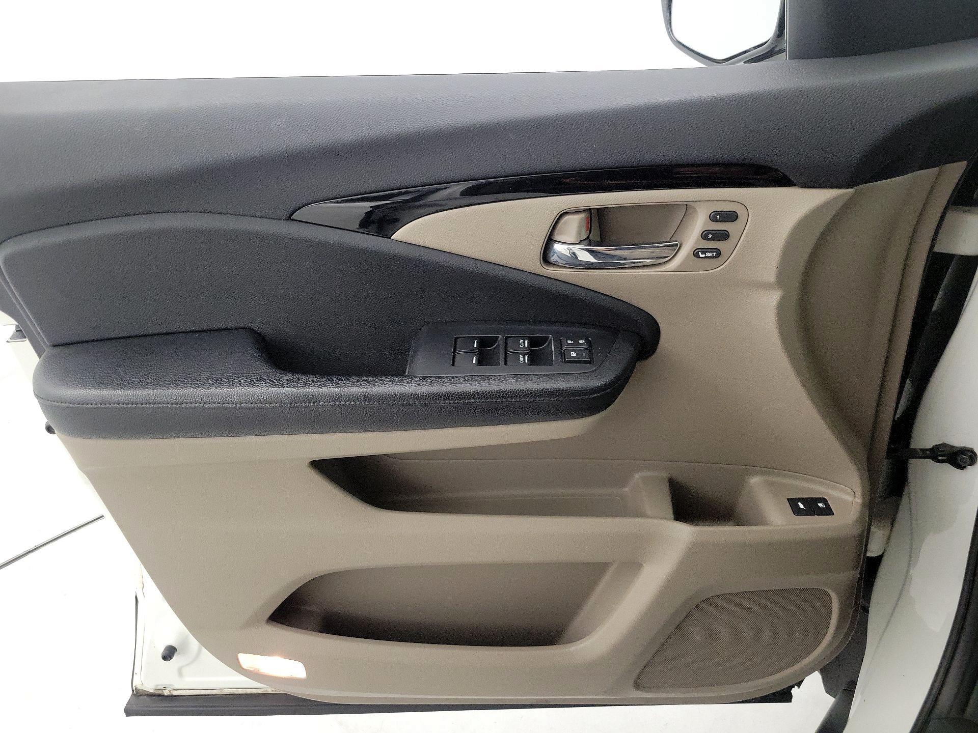 Thumbnail: 2017 Honda Pilot - 12