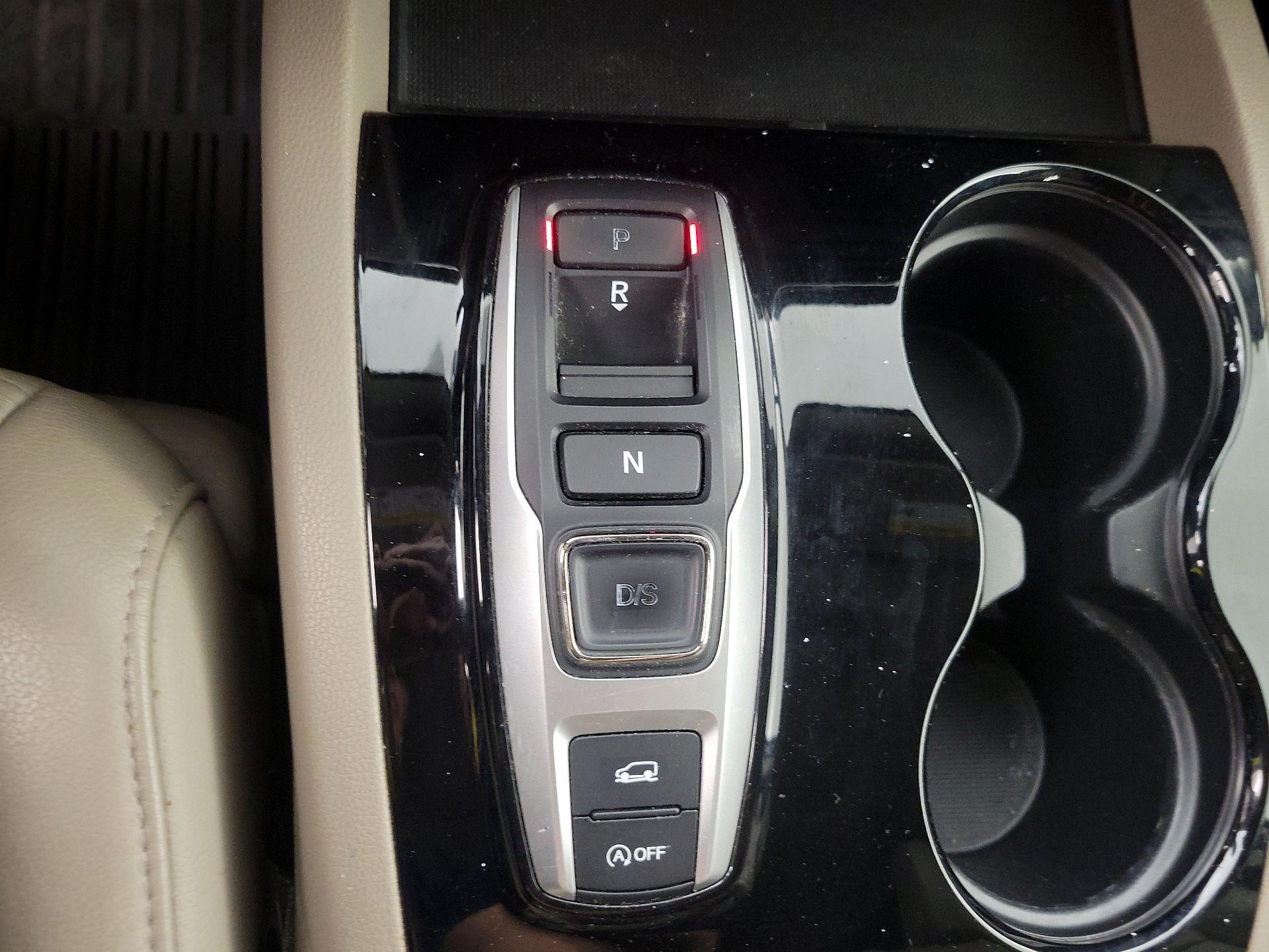 Thumbnail: 2017 Honda Pilot - 17