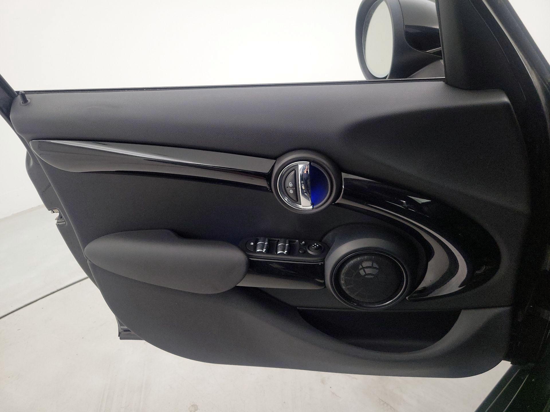 Thumbnail: 2016 MINI Cooper Hardtop - 12