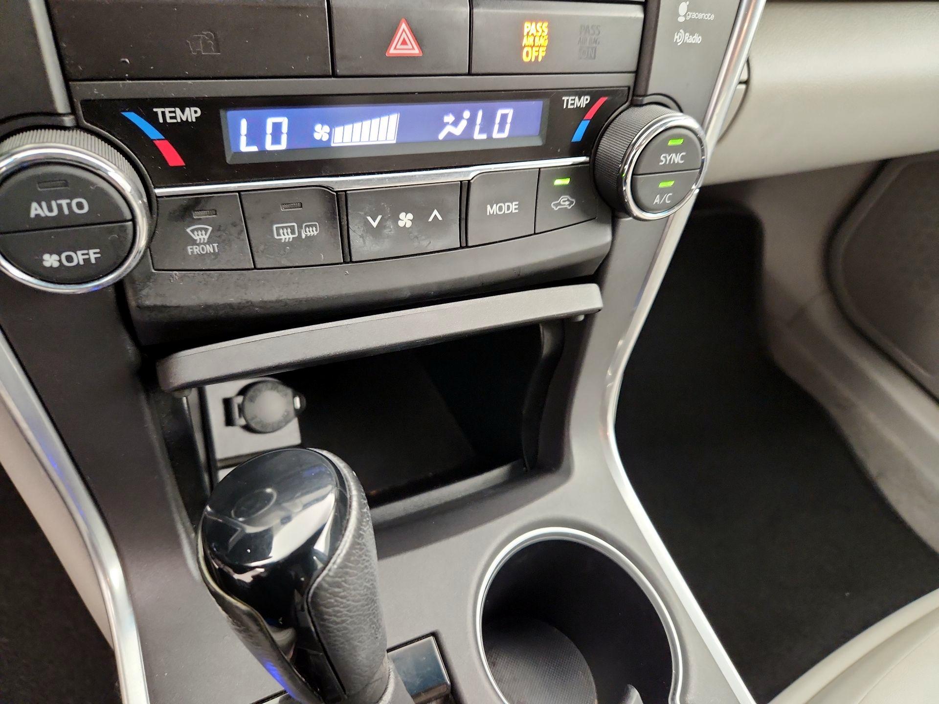 Thumbnail: 2015 Toyota Camry - 16