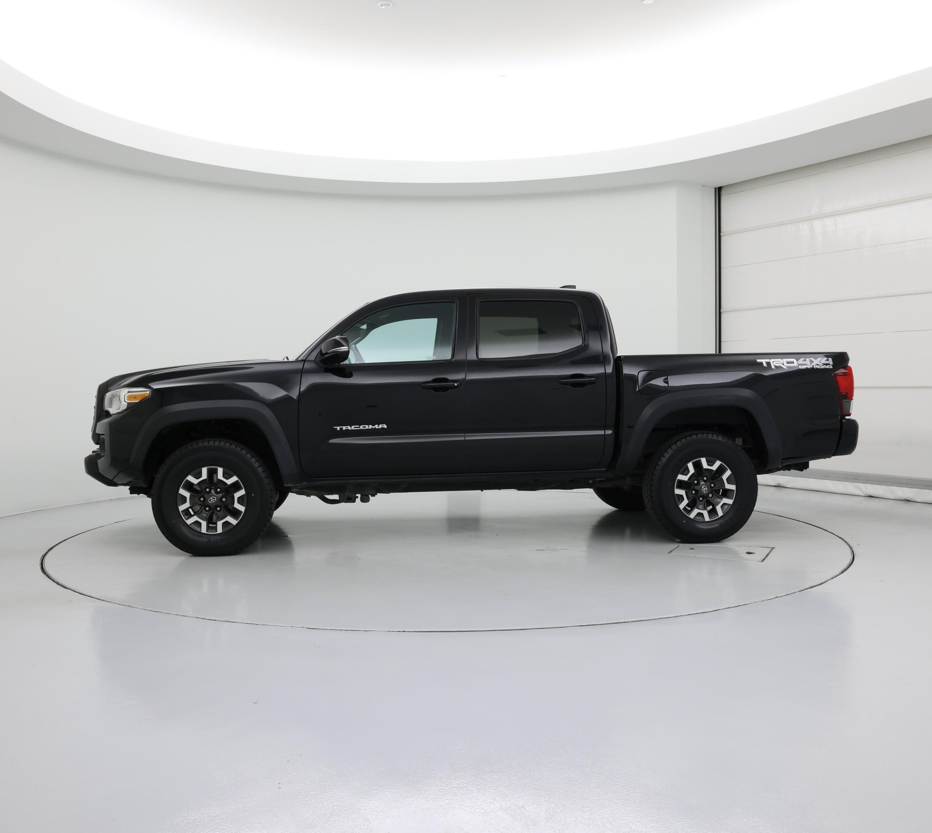 Thumbnail: 2020 Toyota Tacoma - 3