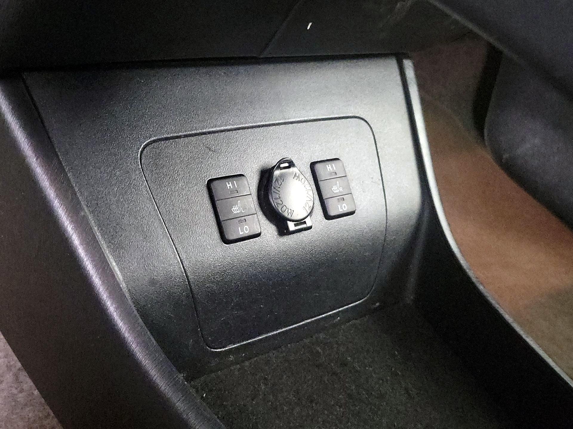 Thumbnail: 2015 Toyota Prius - 18