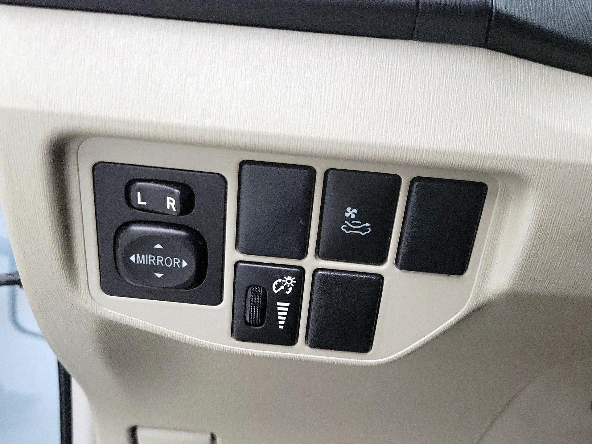 Thumbnail: 2015 Toyota Prius - 13