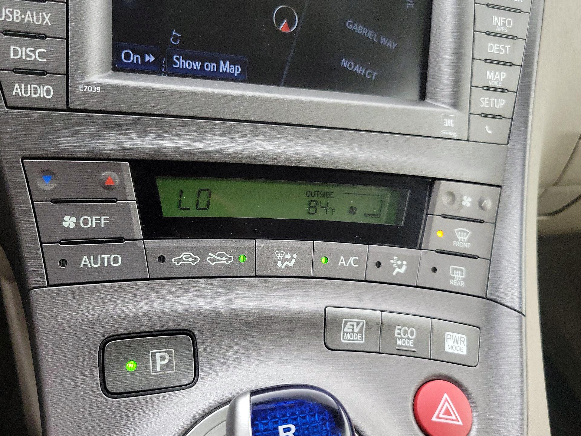 Thumbnail: 2015 Toyota Prius - 17