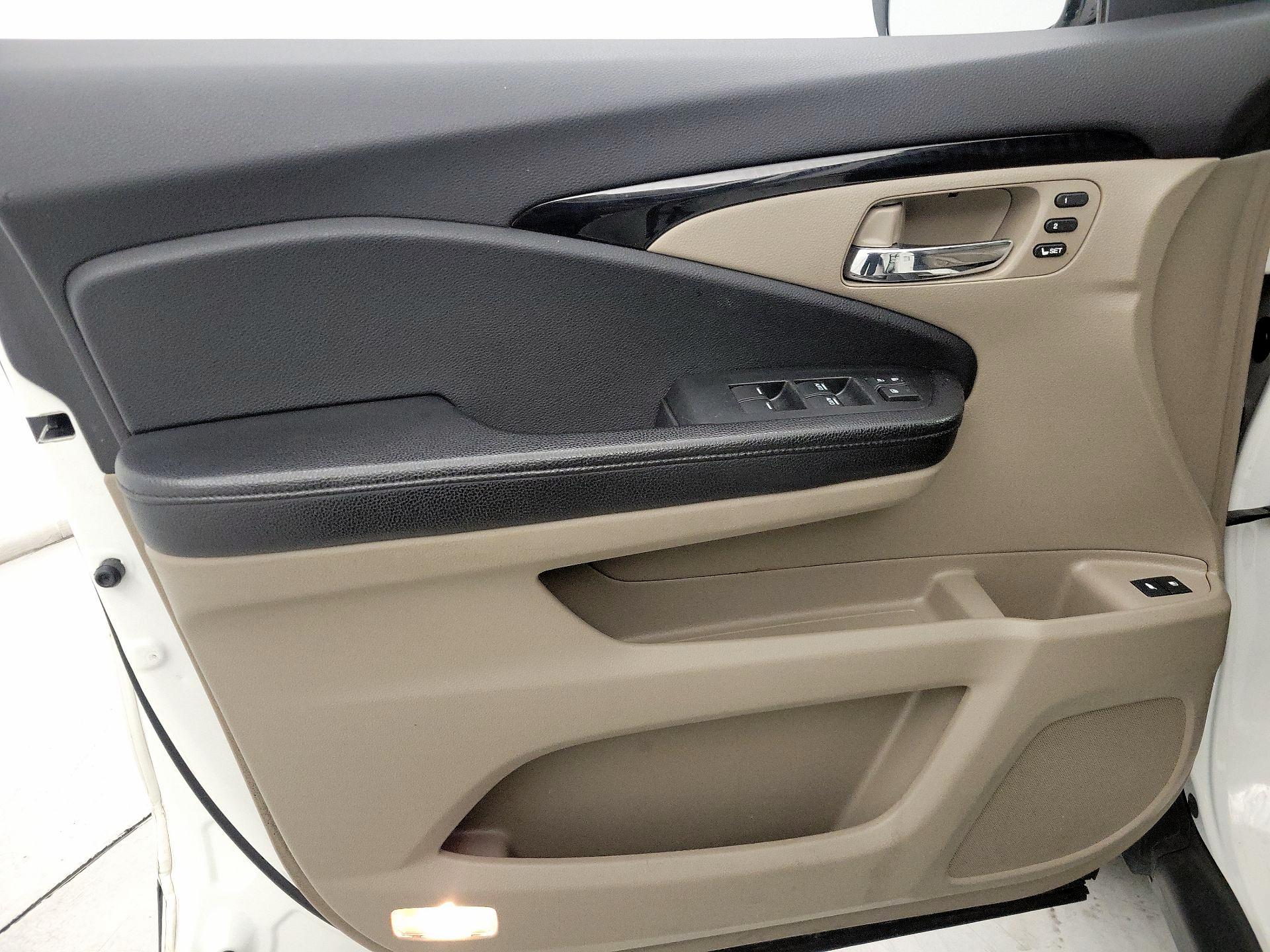 Thumbnail: 2017 Honda Pilot - 12