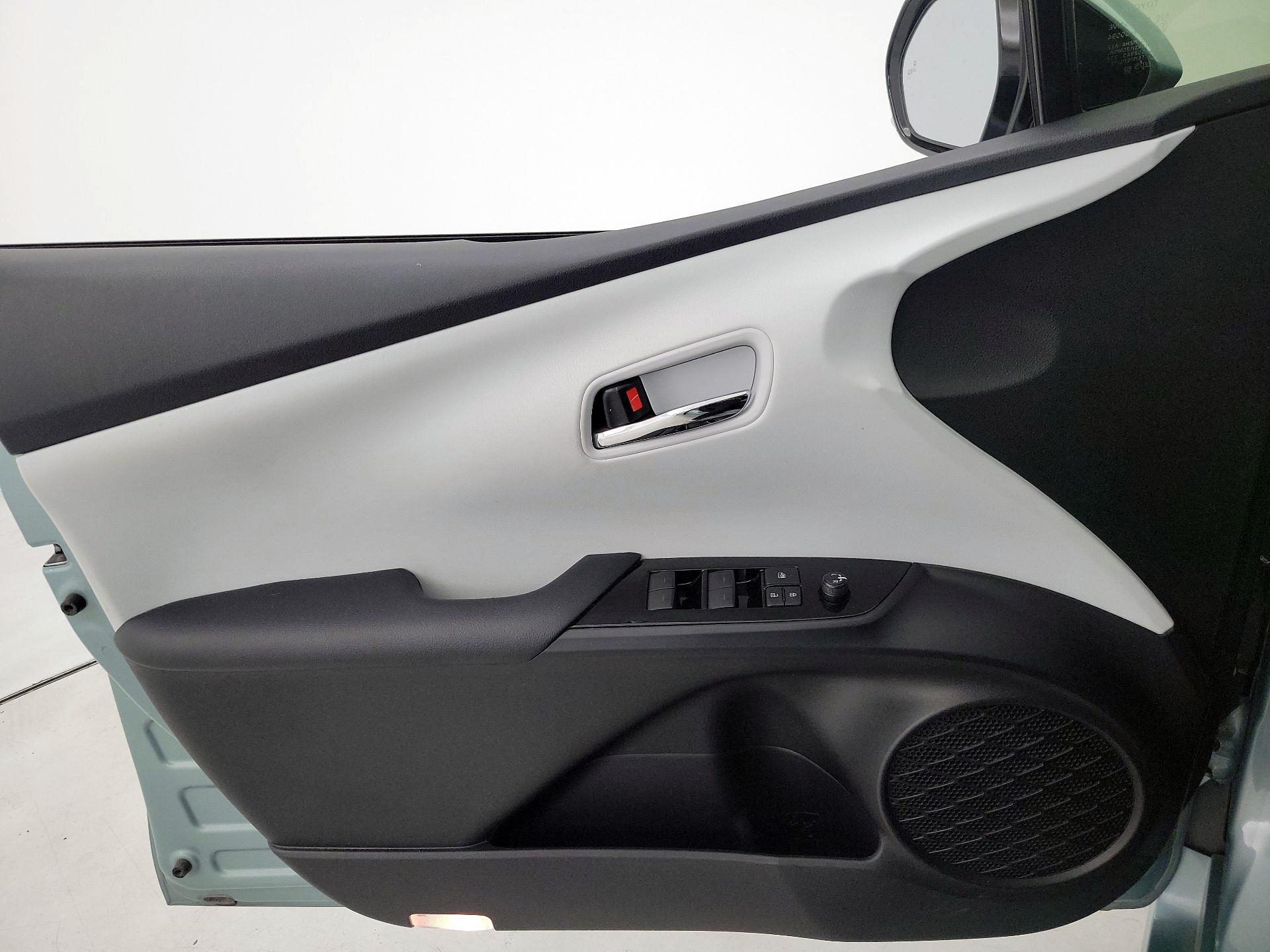 Thumbnail: 2019 Toyota Prius - 12