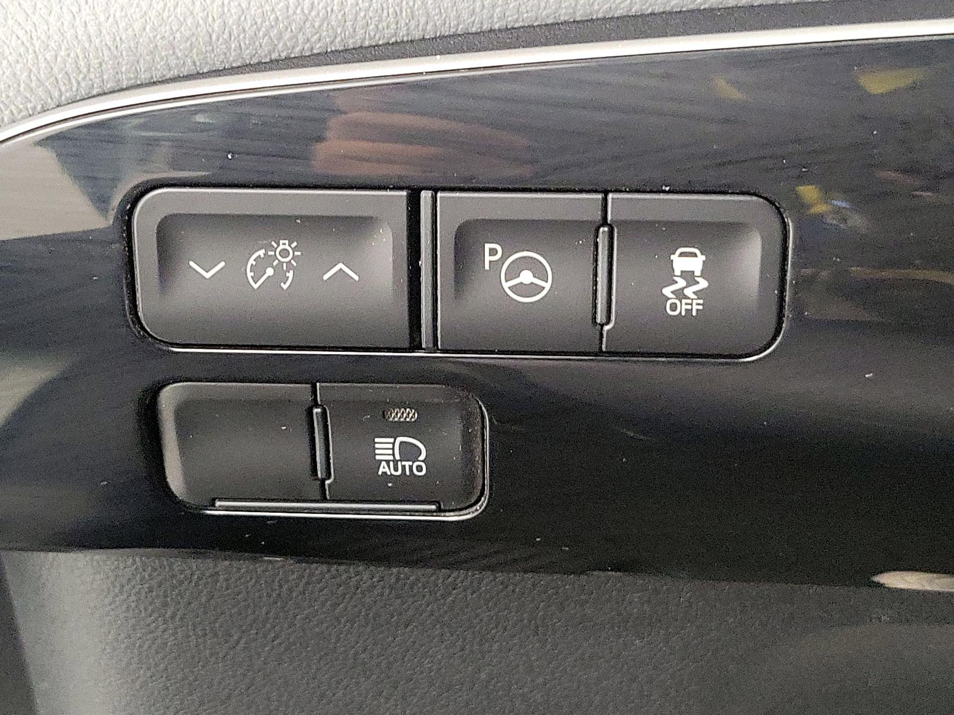 Thumbnail: 2019 Toyota Prius - 13