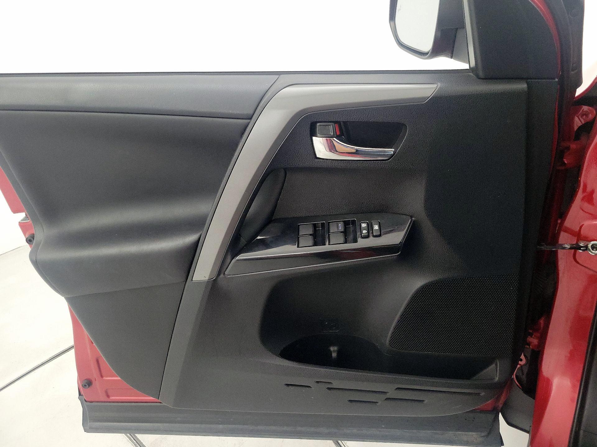 Thumbnail: 2016 Toyota RAV4 - 12