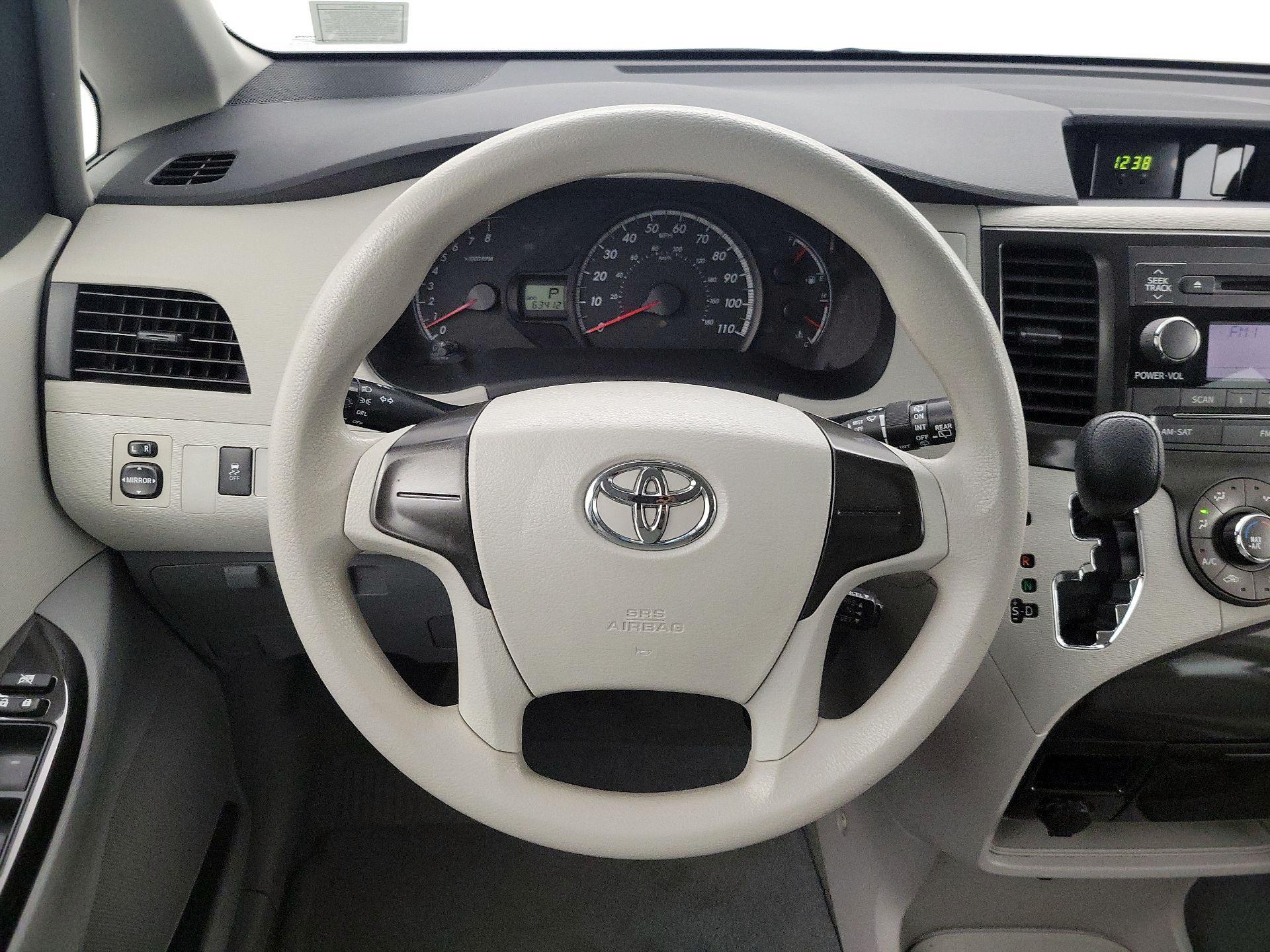 Thumbnail: 2014 Toyota Sienna - 10