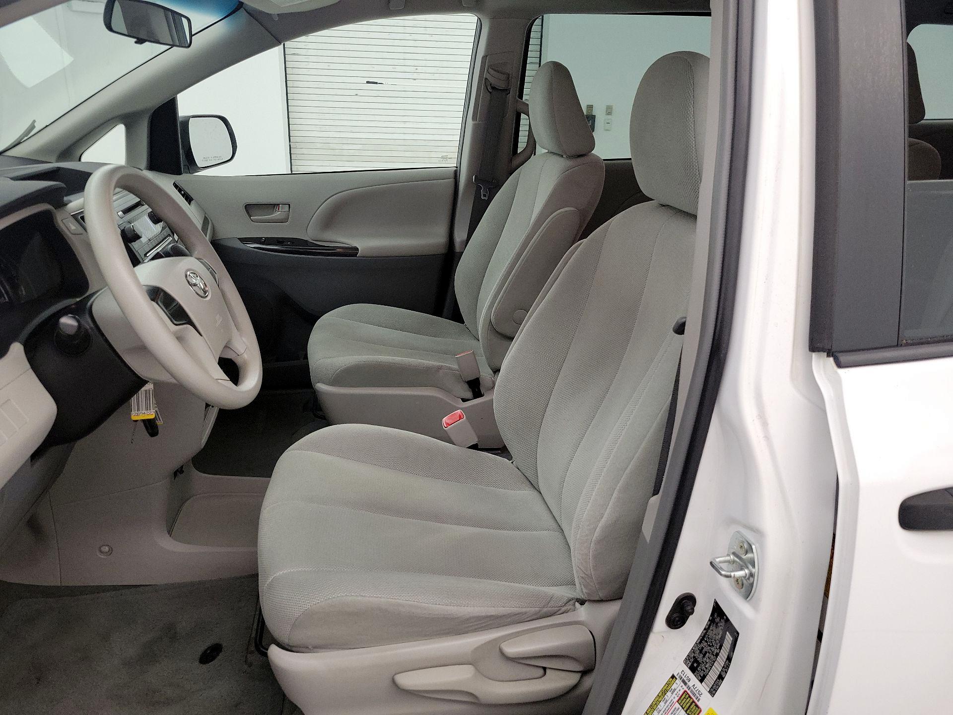 Thumbnail: 2014 Toyota Sienna - 11
