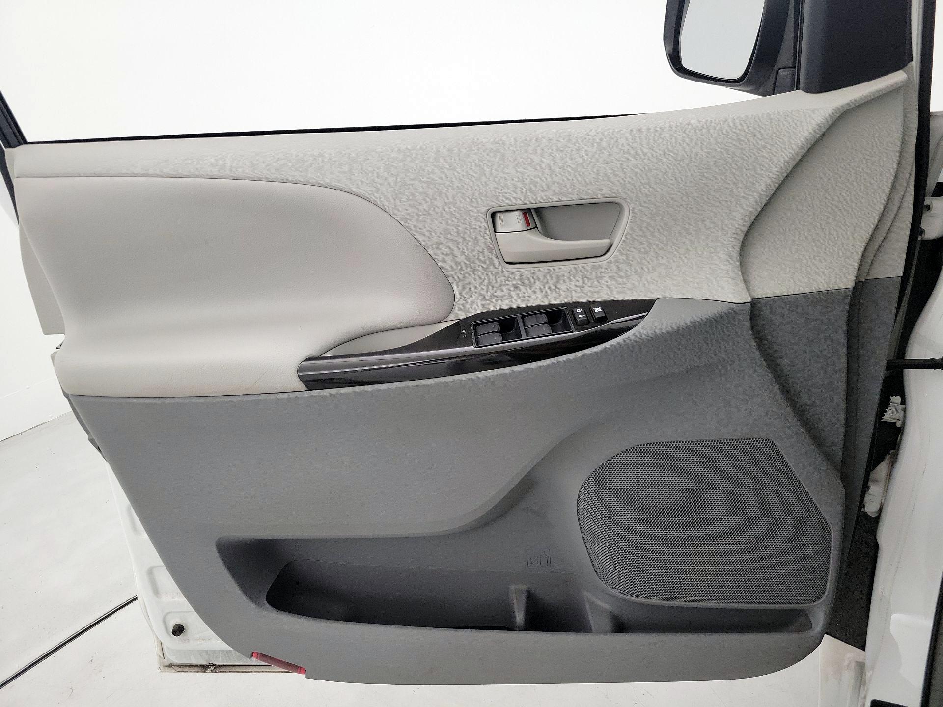 Thumbnail: 2014 Toyota Sienna - 12
