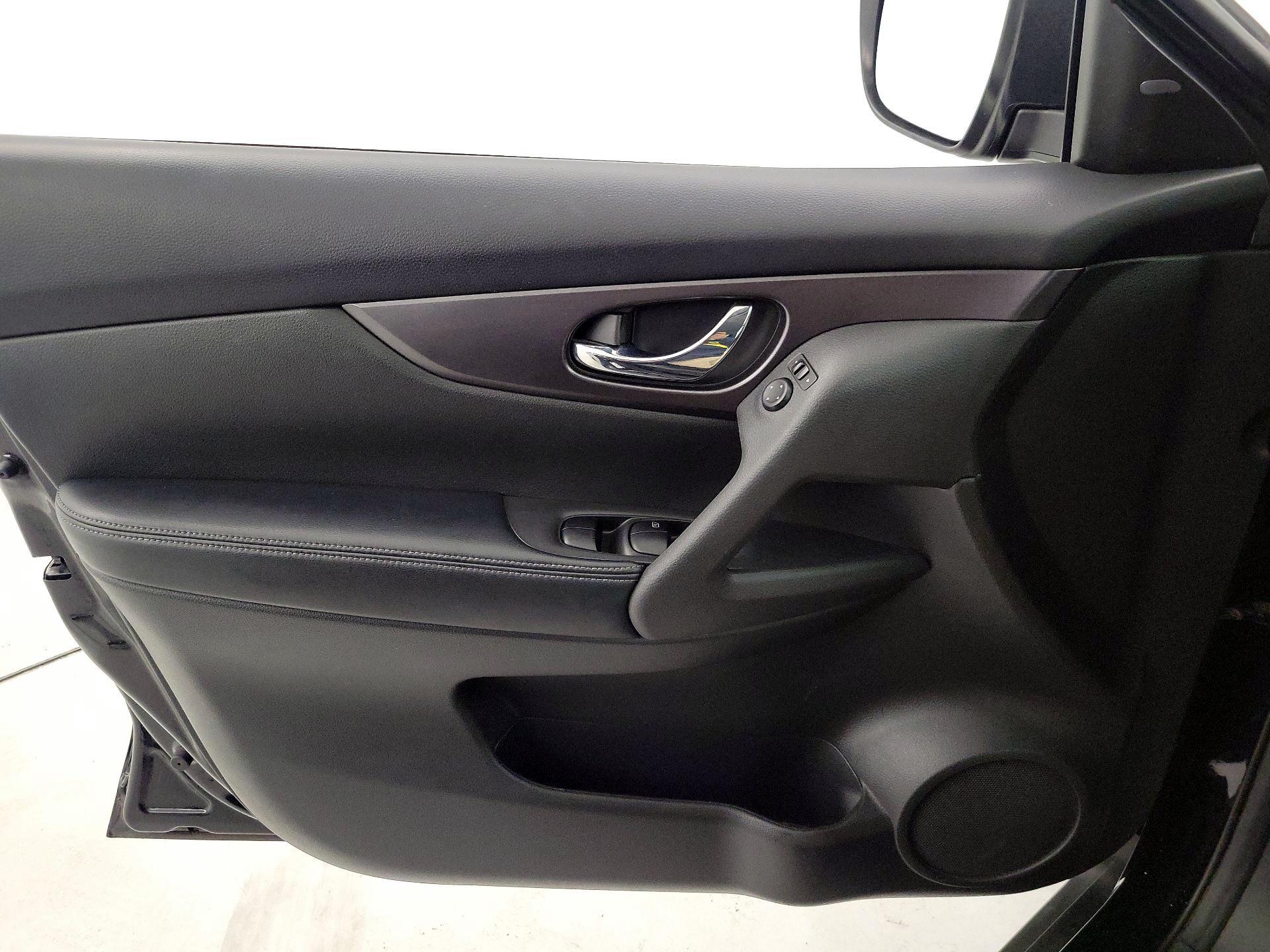 Thumbnail: 2016 Nissan Rogue - 12