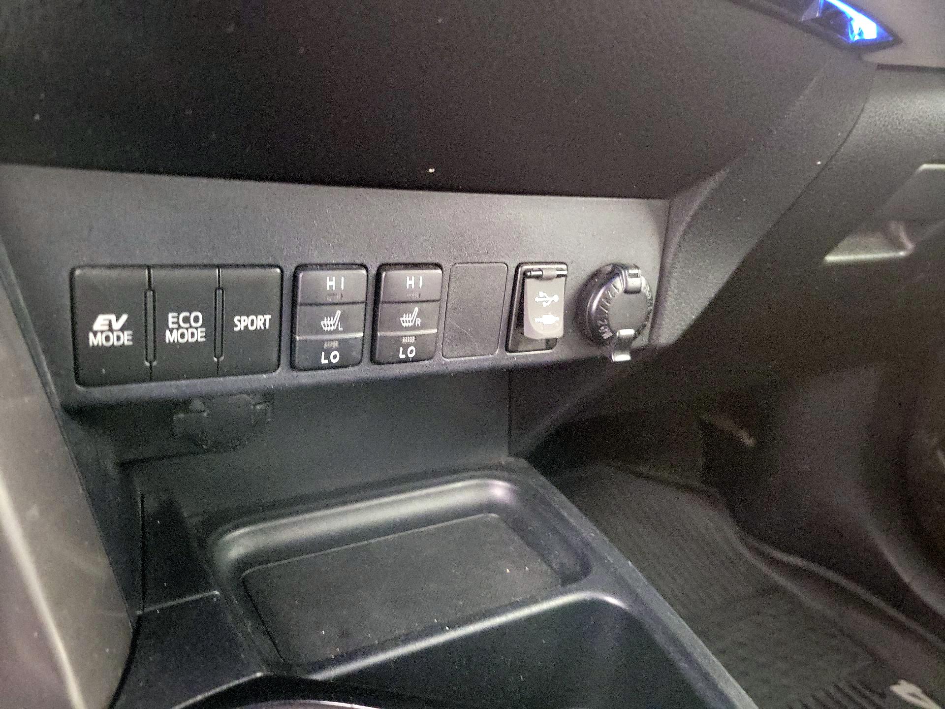 Thumbnail: 2018 Toyota RAV4 - 17