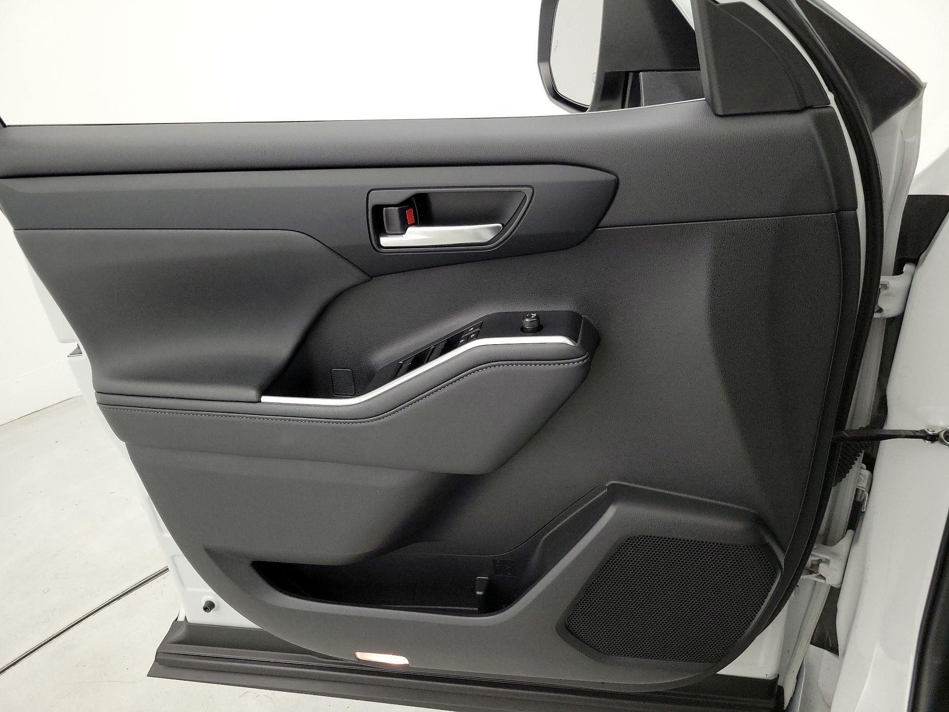 Thumbnail: 2024 Toyota Highlander - 12
