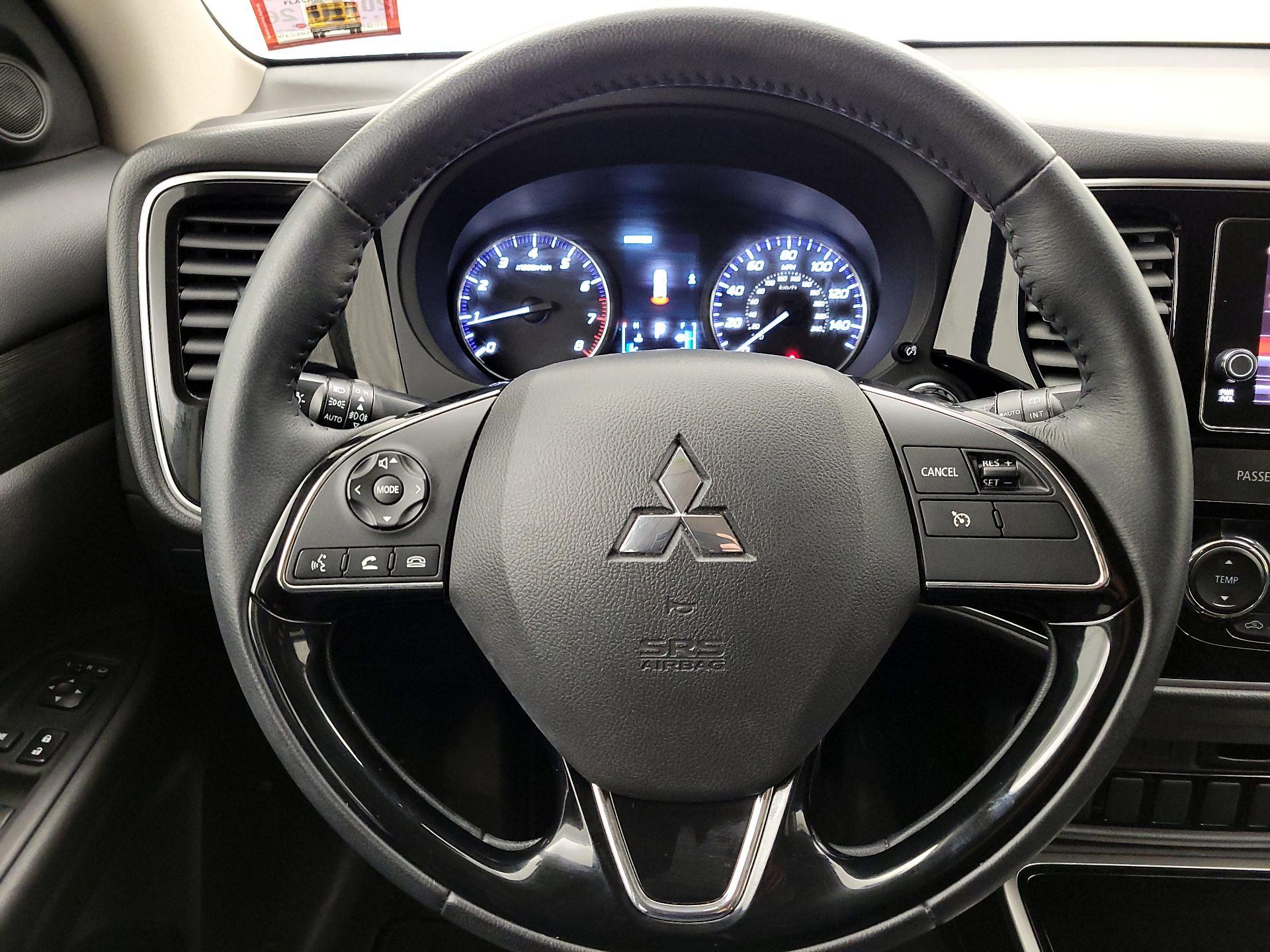 Thumbnail: 2017 Mitsubishi Outlander - 10