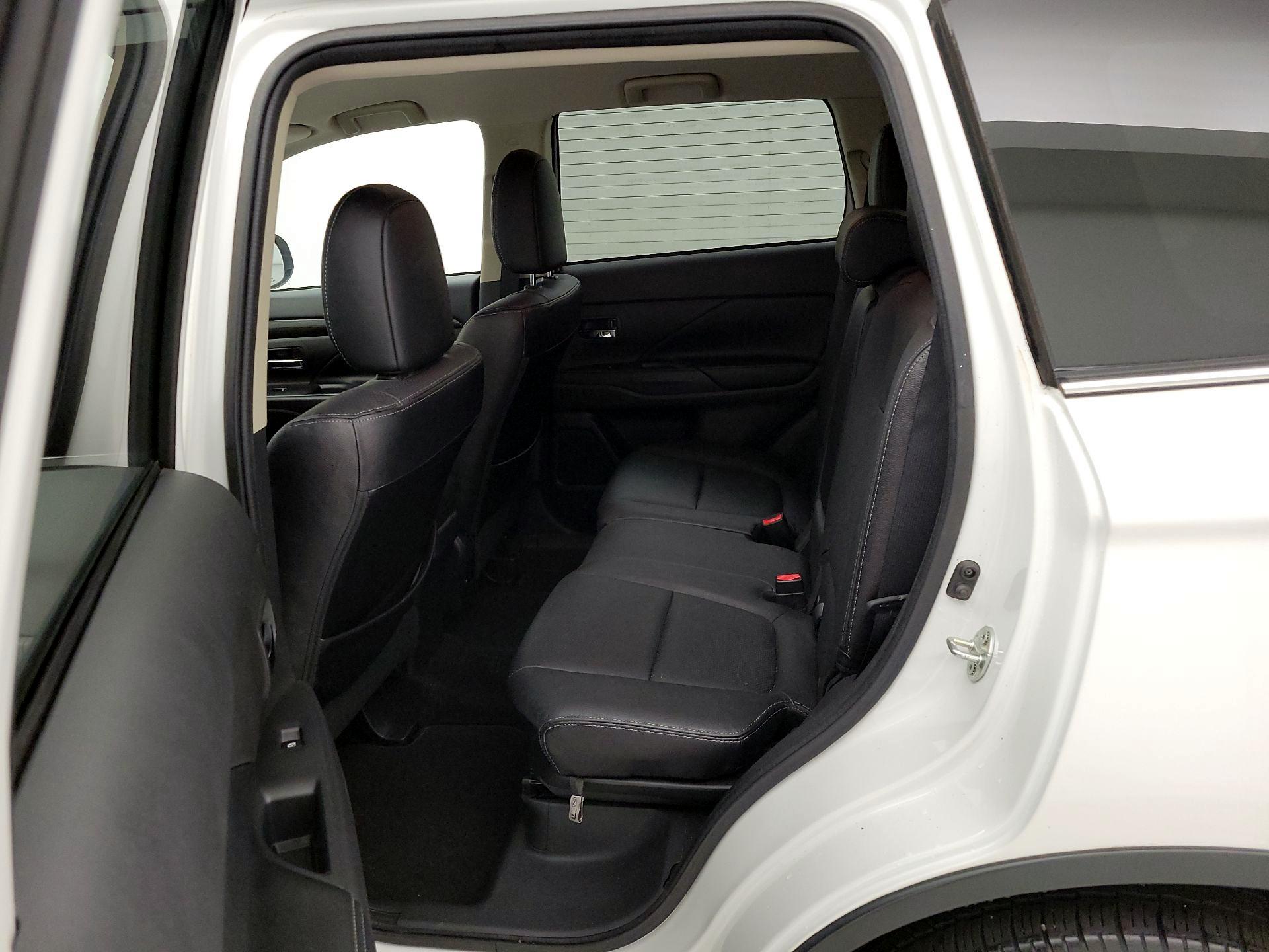 Thumbnail: 2017 Mitsubishi Outlander - 18