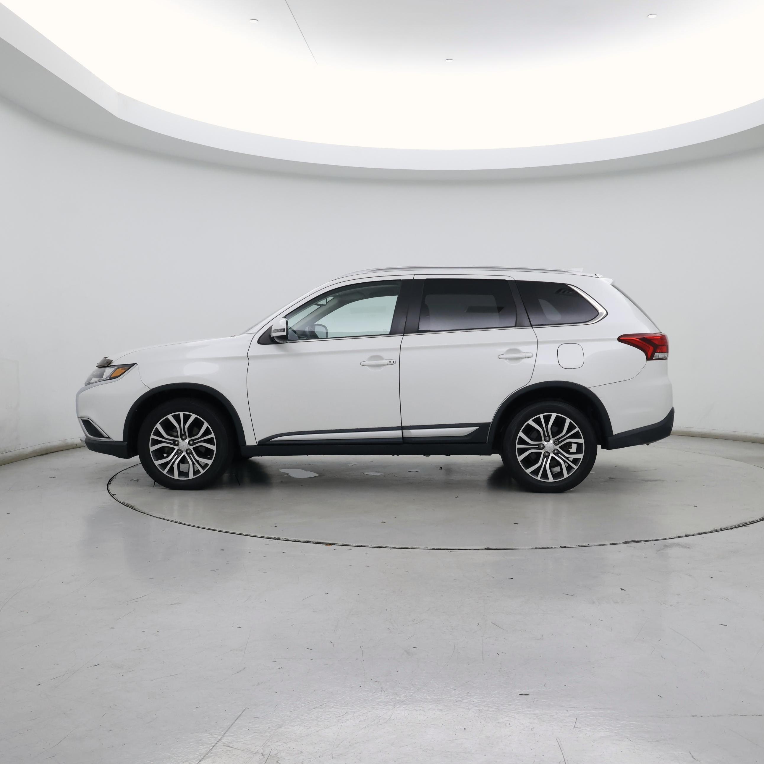 Thumbnail: 2017 Mitsubishi Outlander - 3
