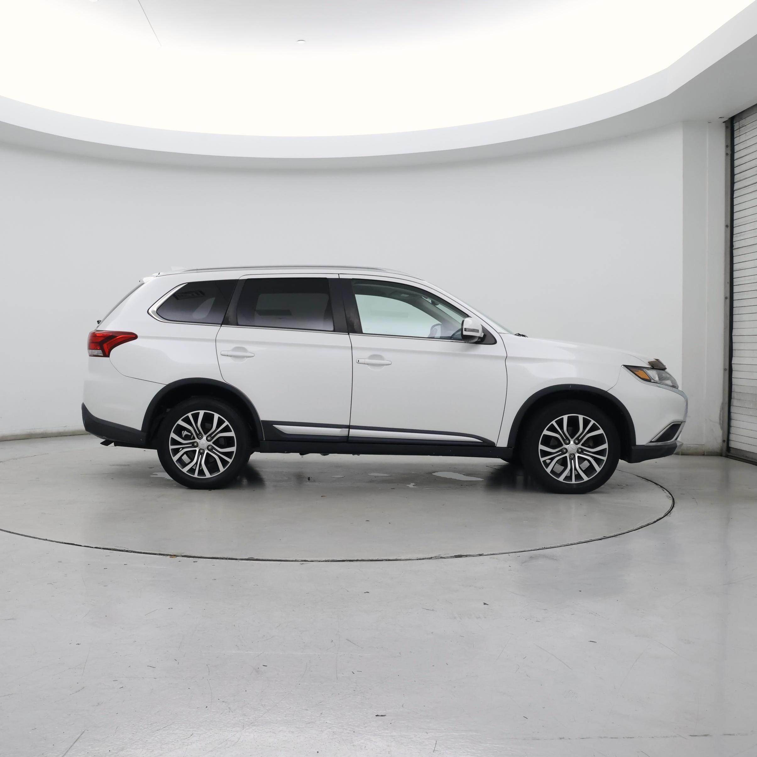 Thumbnail: 2017 Mitsubishi Outlander - 7