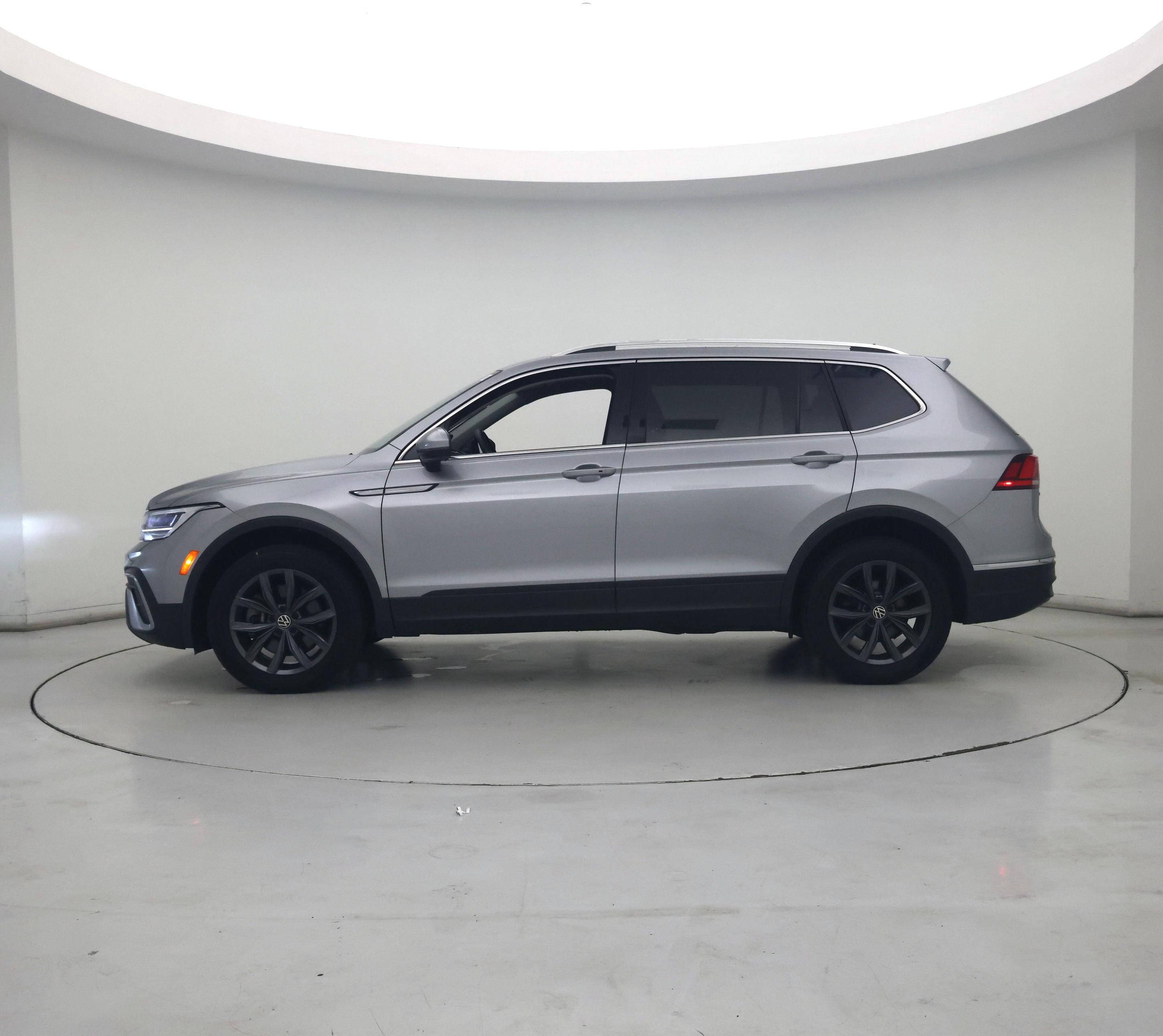 Thumbnail: 2022 Volkswagen Tiguan - 3