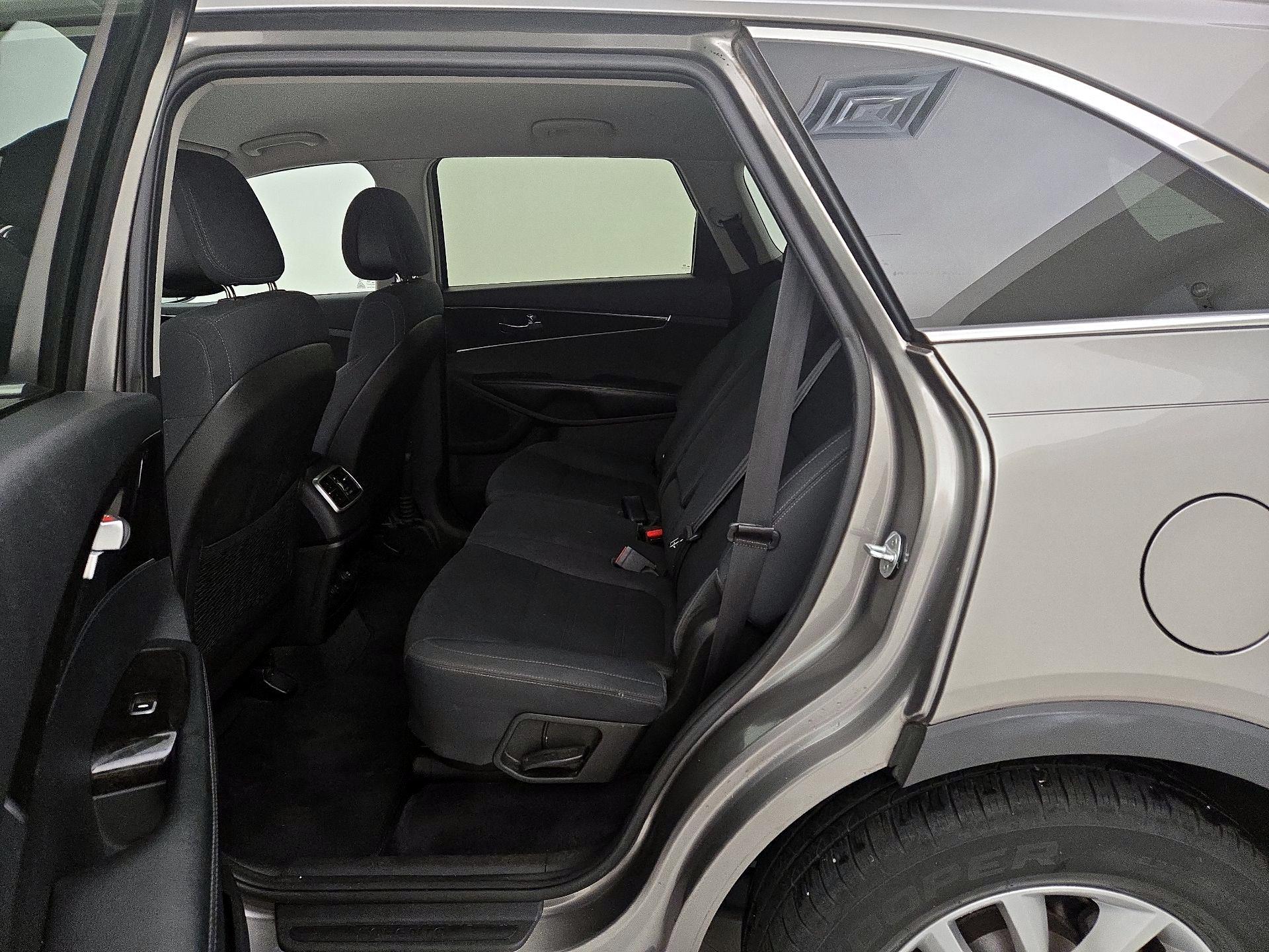 Thumbnail: 2016 Kia Sorento - 18