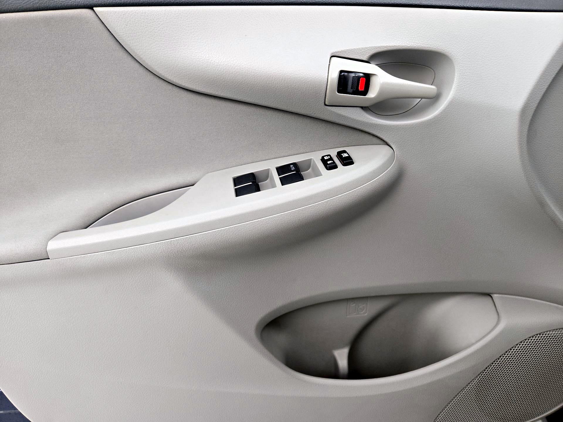 Thumbnail: 2013 Toyota Corolla - 12