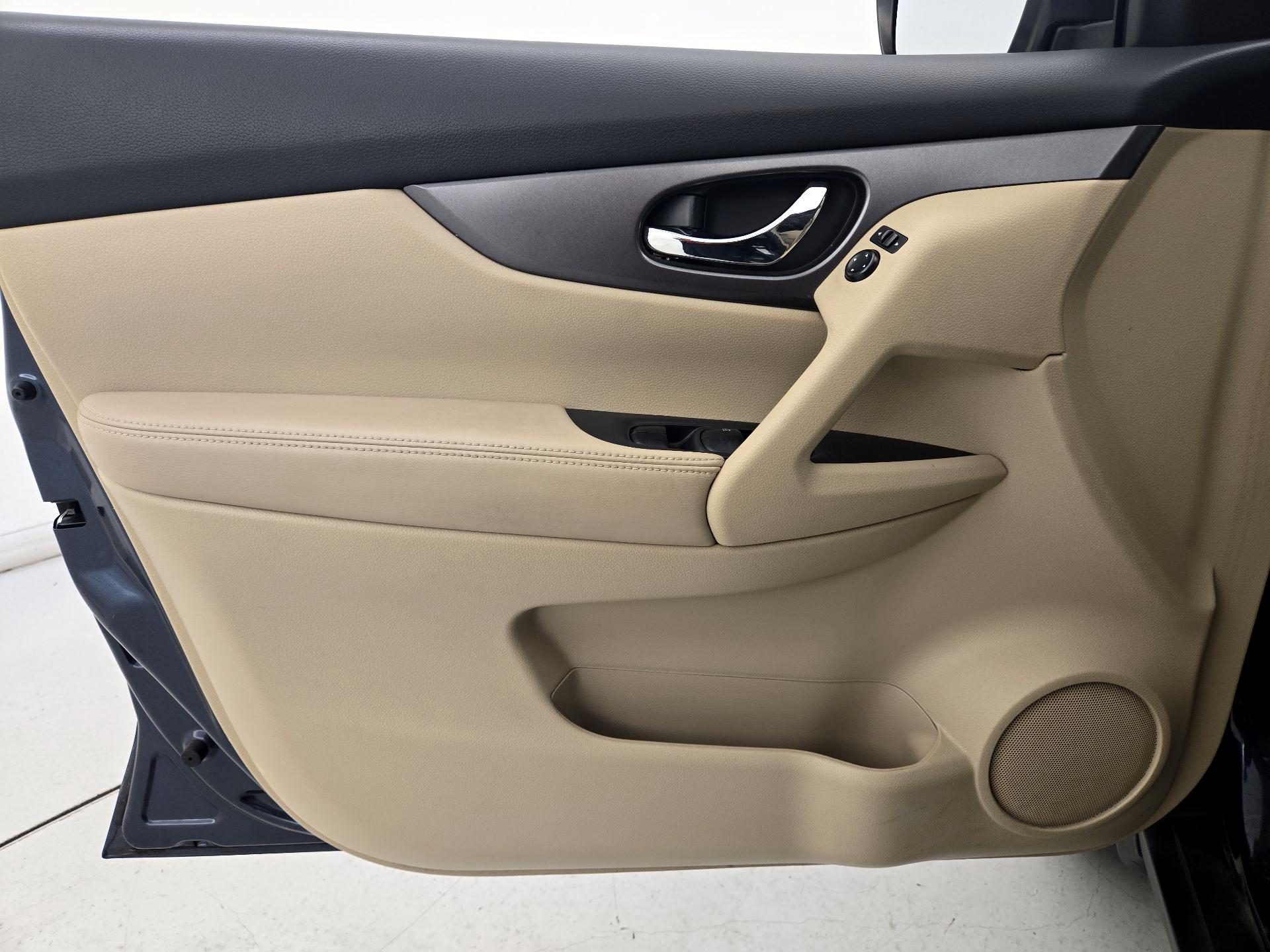 Thumbnail: 2016 Nissan Rogue - 12