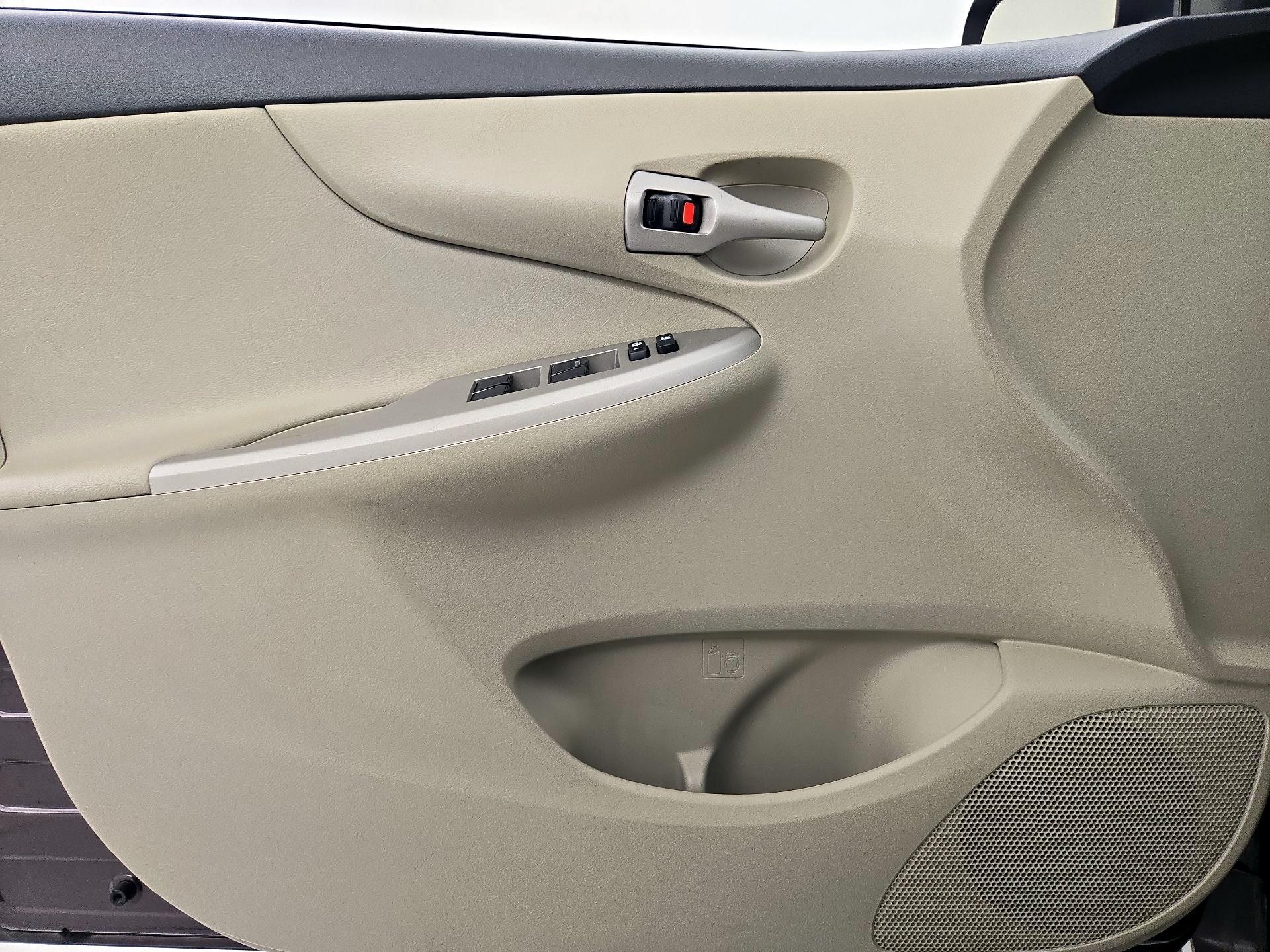 Thumbnail: 2013 Toyota Corolla - 12